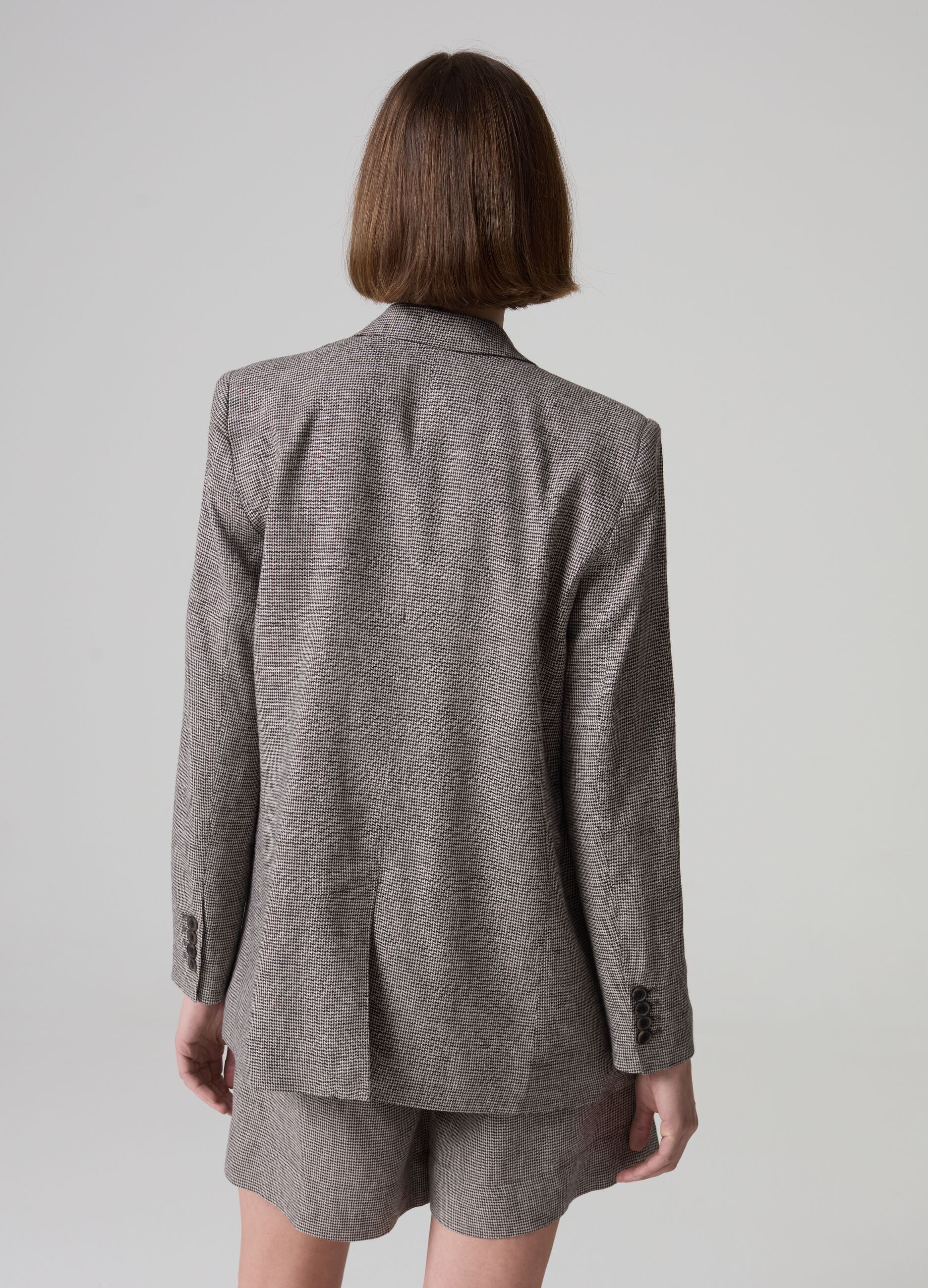 Contemporary single-breasted blazer with micro houndstooth pattern