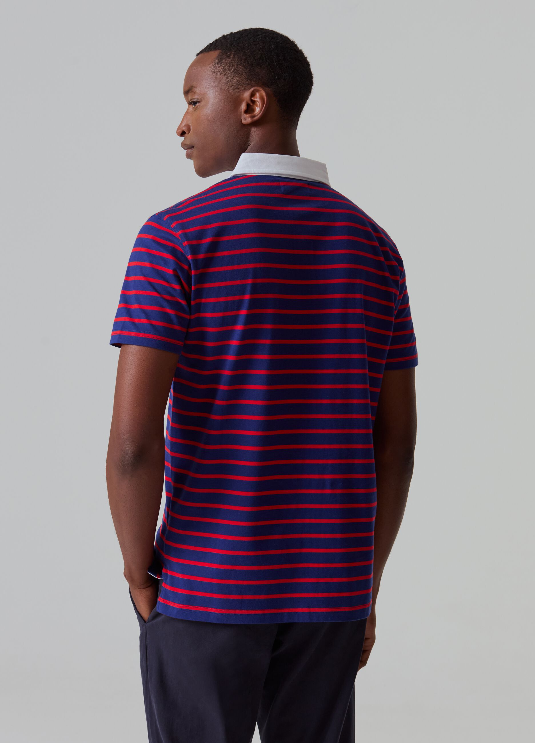 Polo de rayas con cuello en contraste