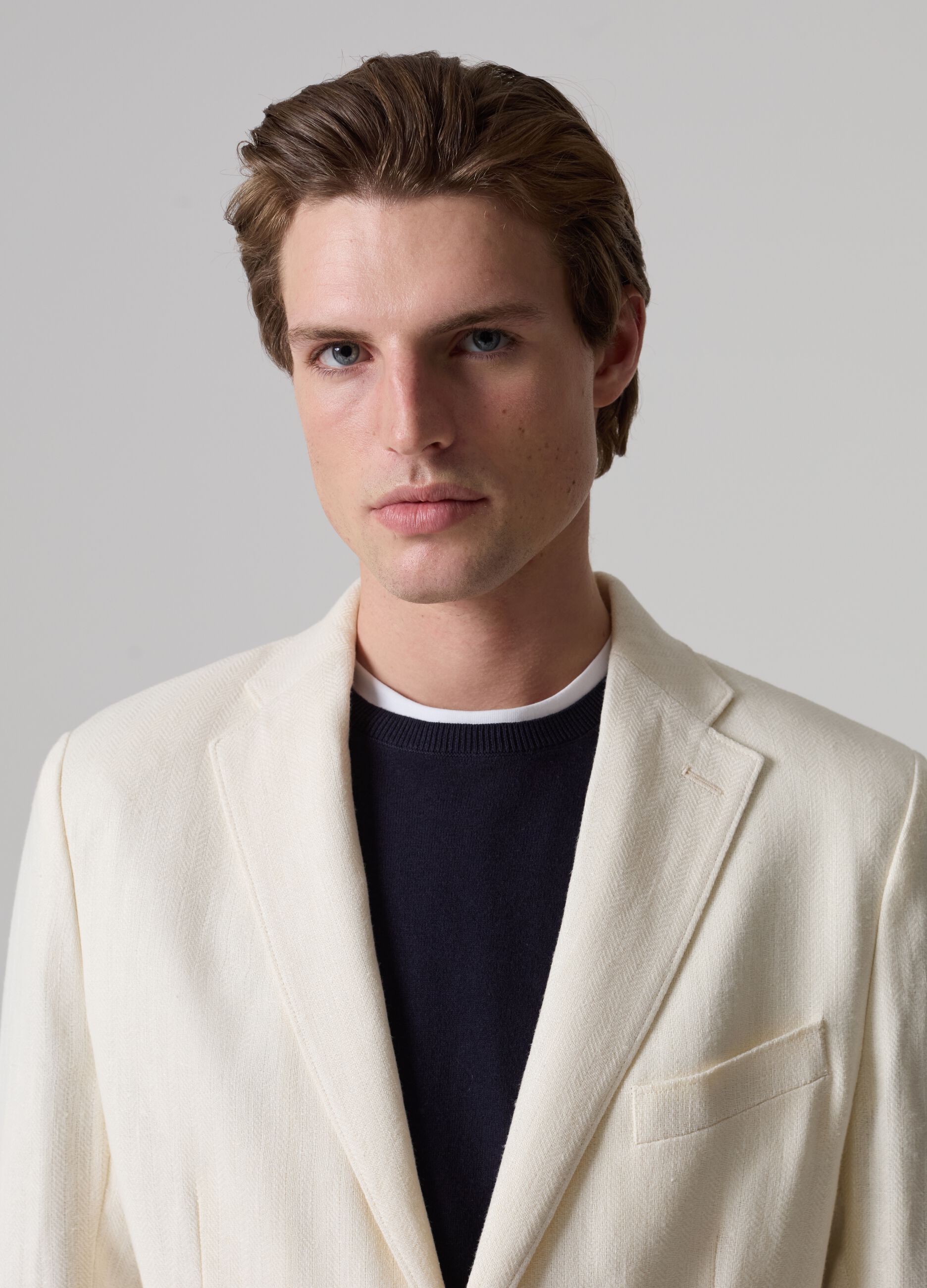 Contemporary single-breasted blazer in linen