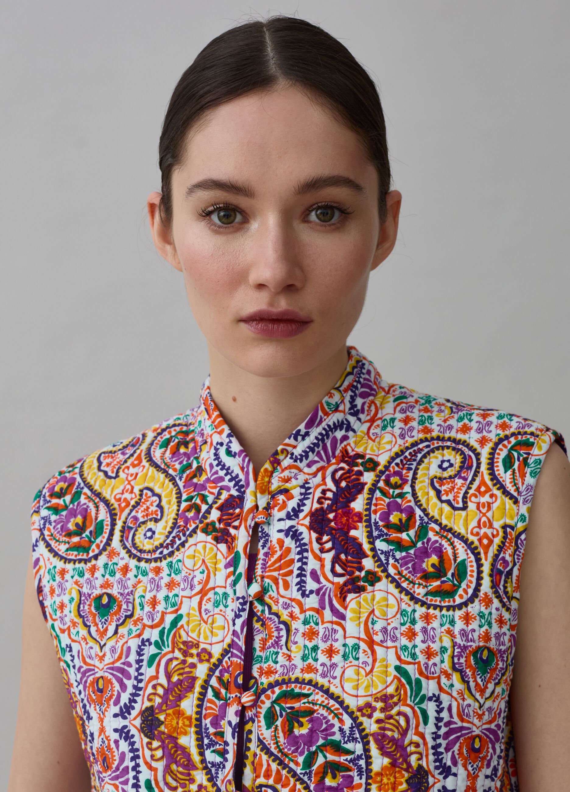 Chaleco guateado con estampado paisley_1