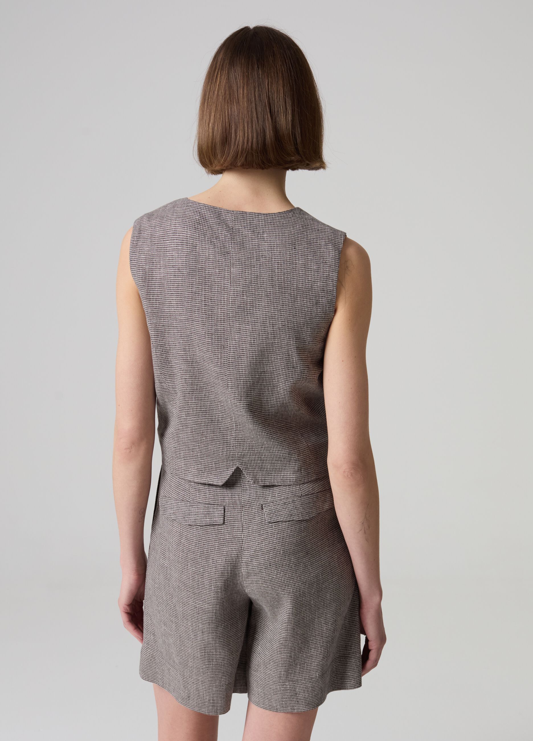 Contemporary single-breasted gilet with micro houndstooth pattern_2