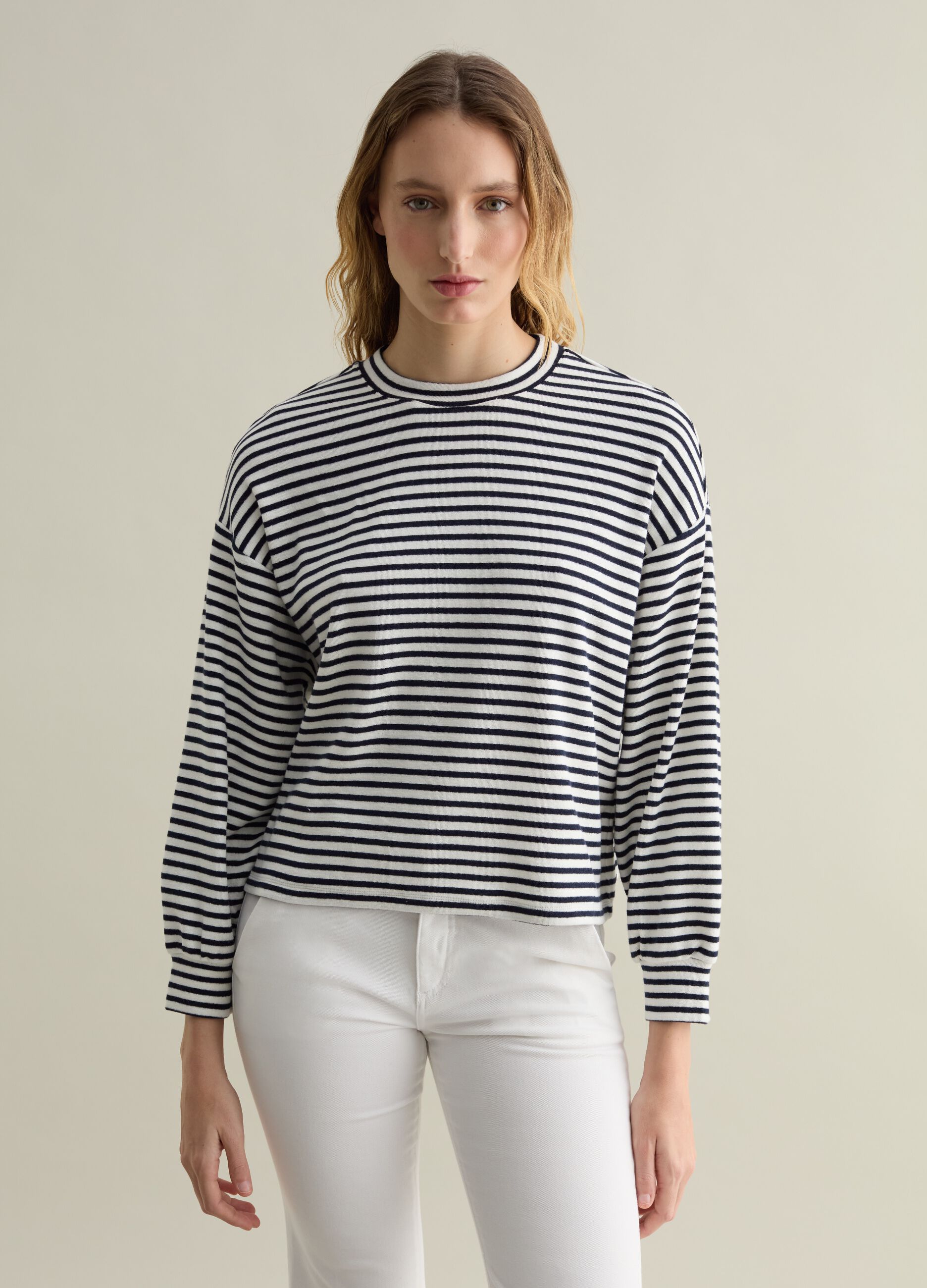 Sweatshirt with thin stripes