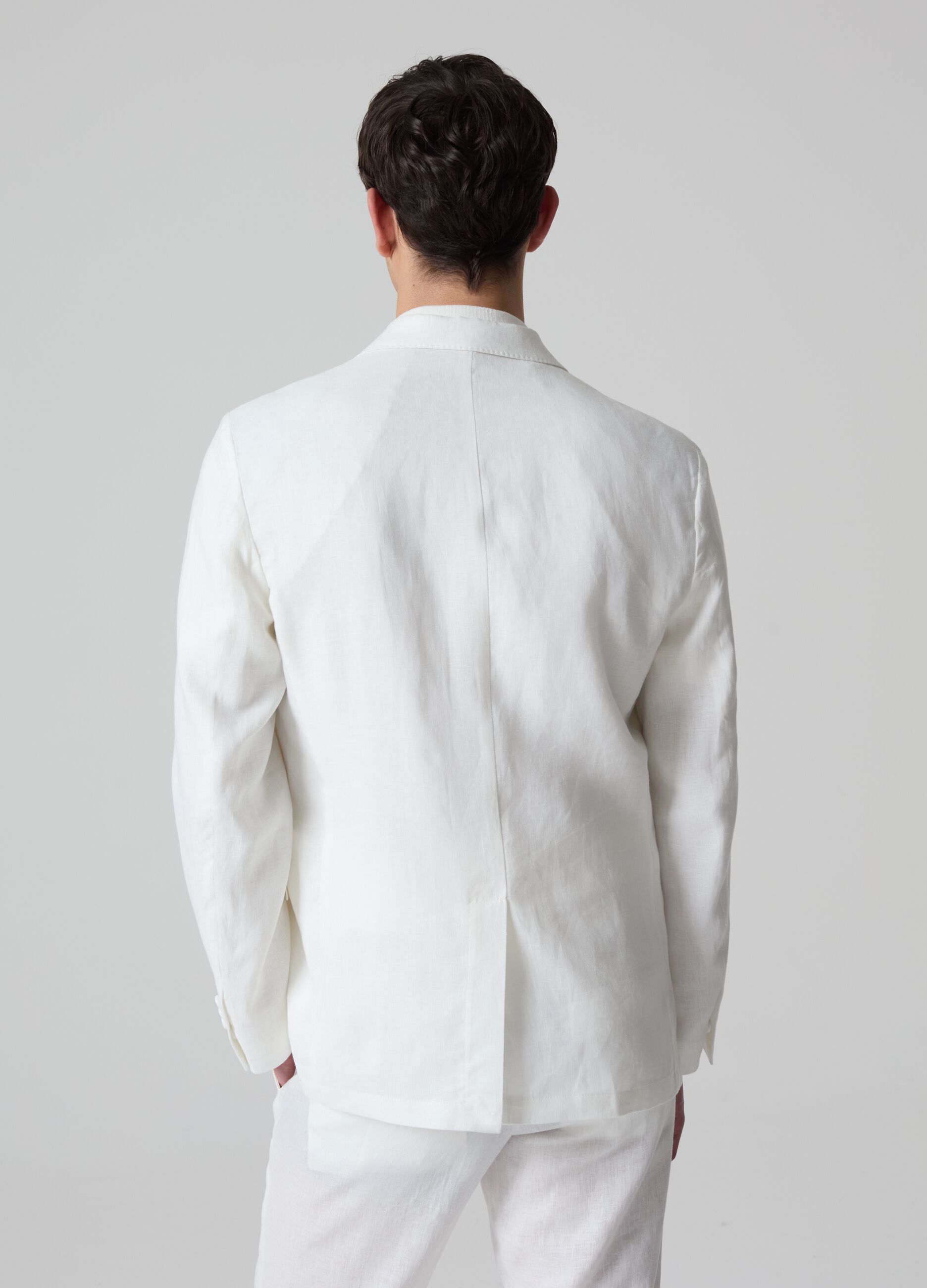 Contemporary single-breasted blazer in linen