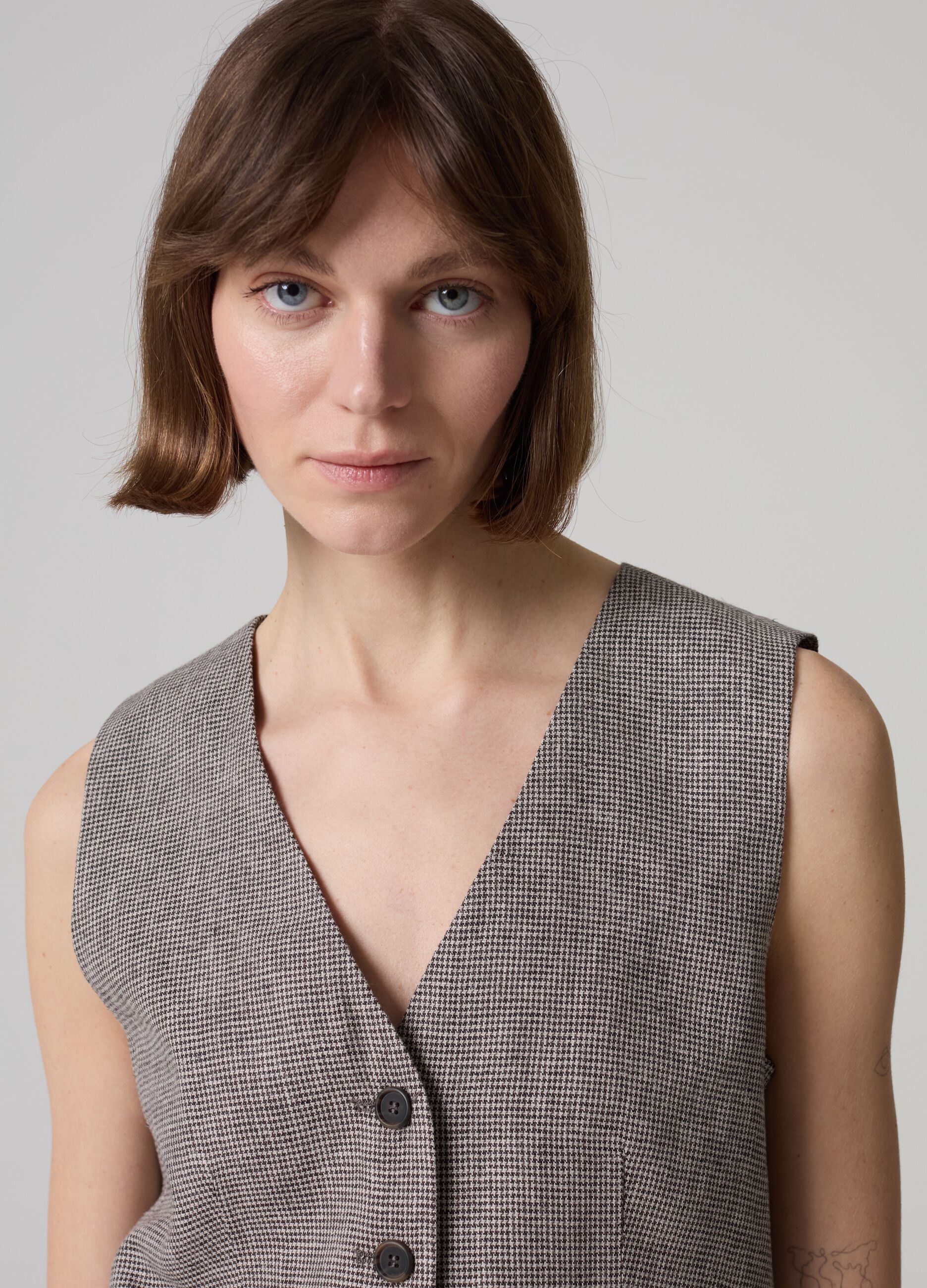 Contemporary single-breasted gilet with micro houndstooth pattern