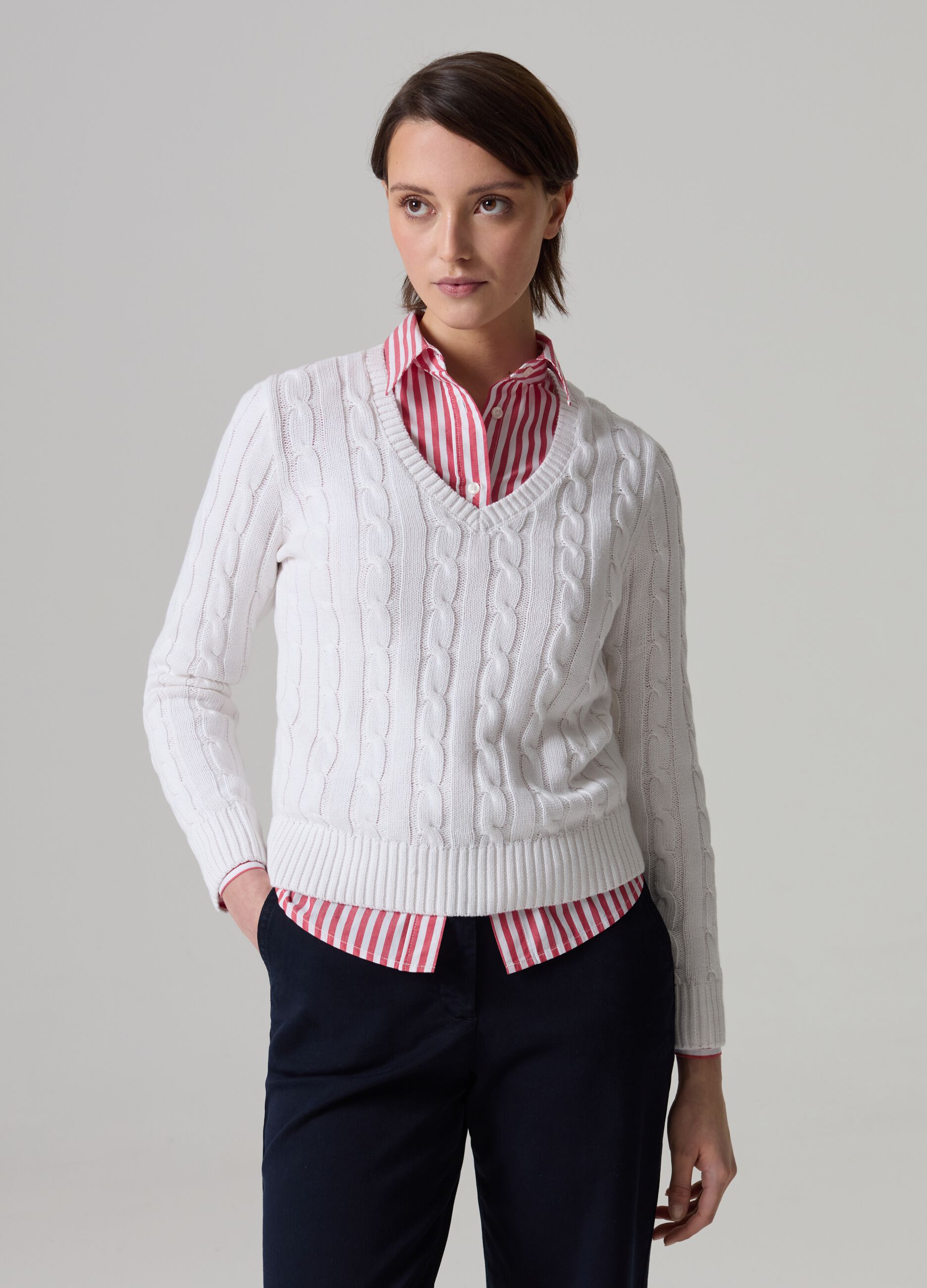 Pullover with V neck and cable-knit design