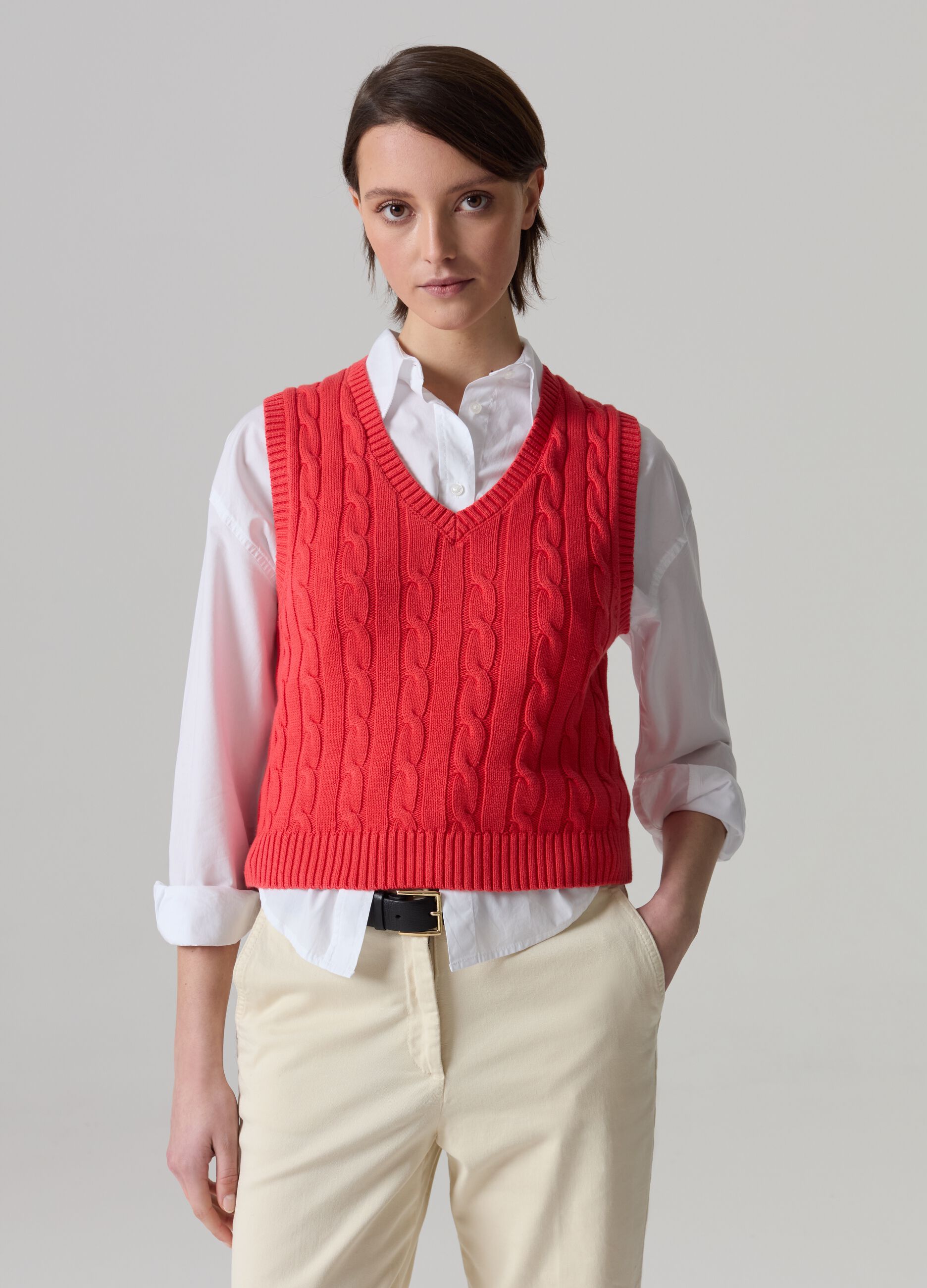 Ribbed closed gilet with cable-knit design