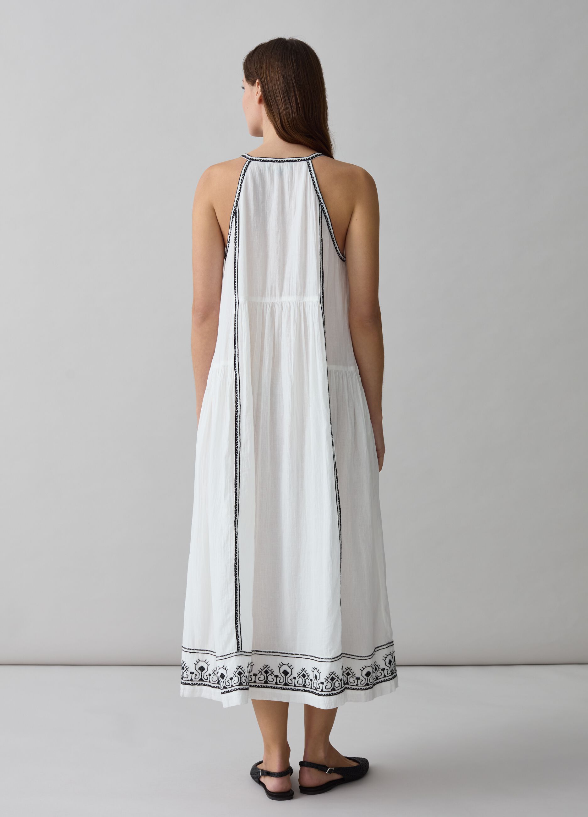 Vestido con bordados étnicos y borlas_2