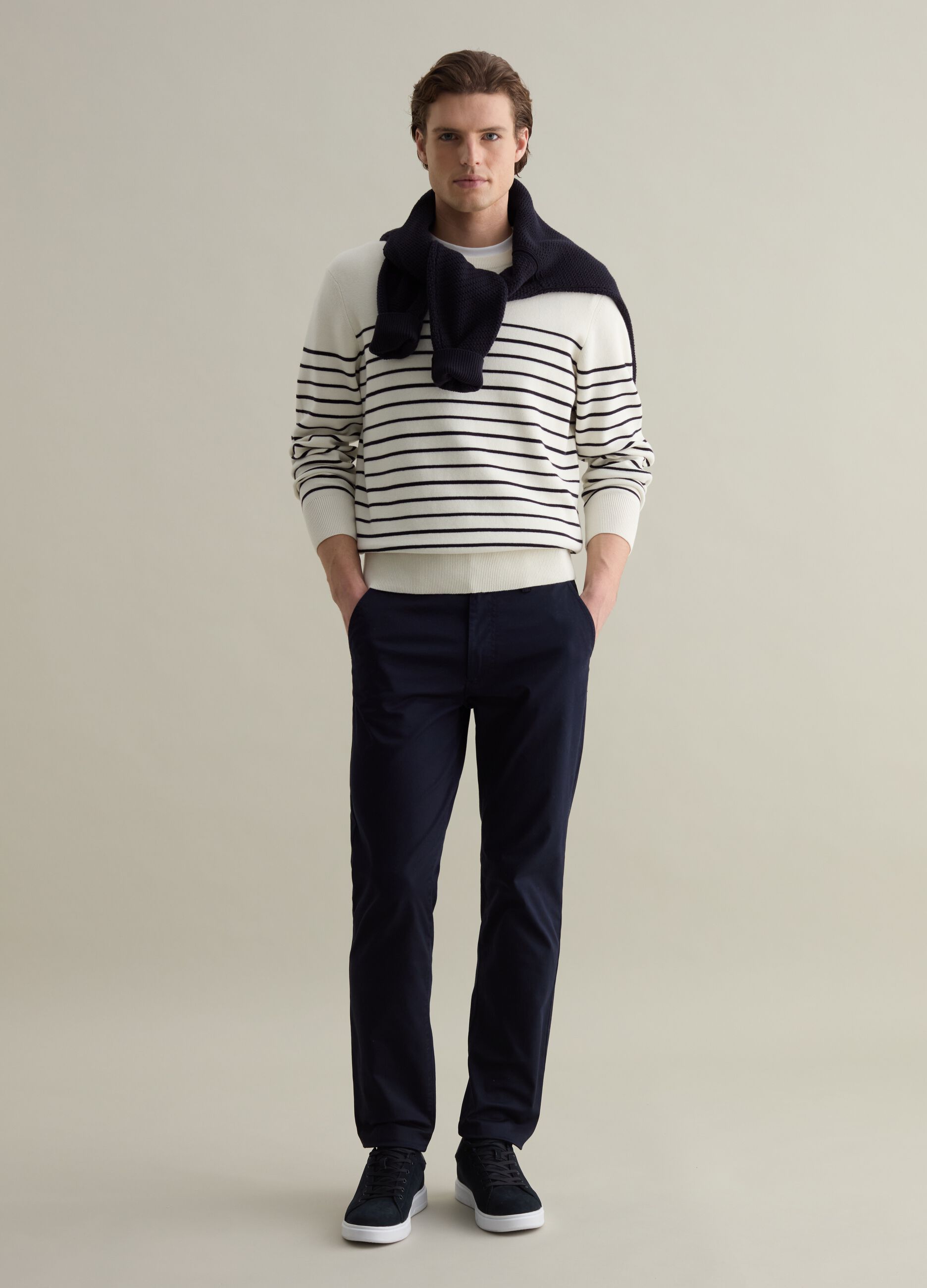 Slim-fit chinos in stretch twill_0