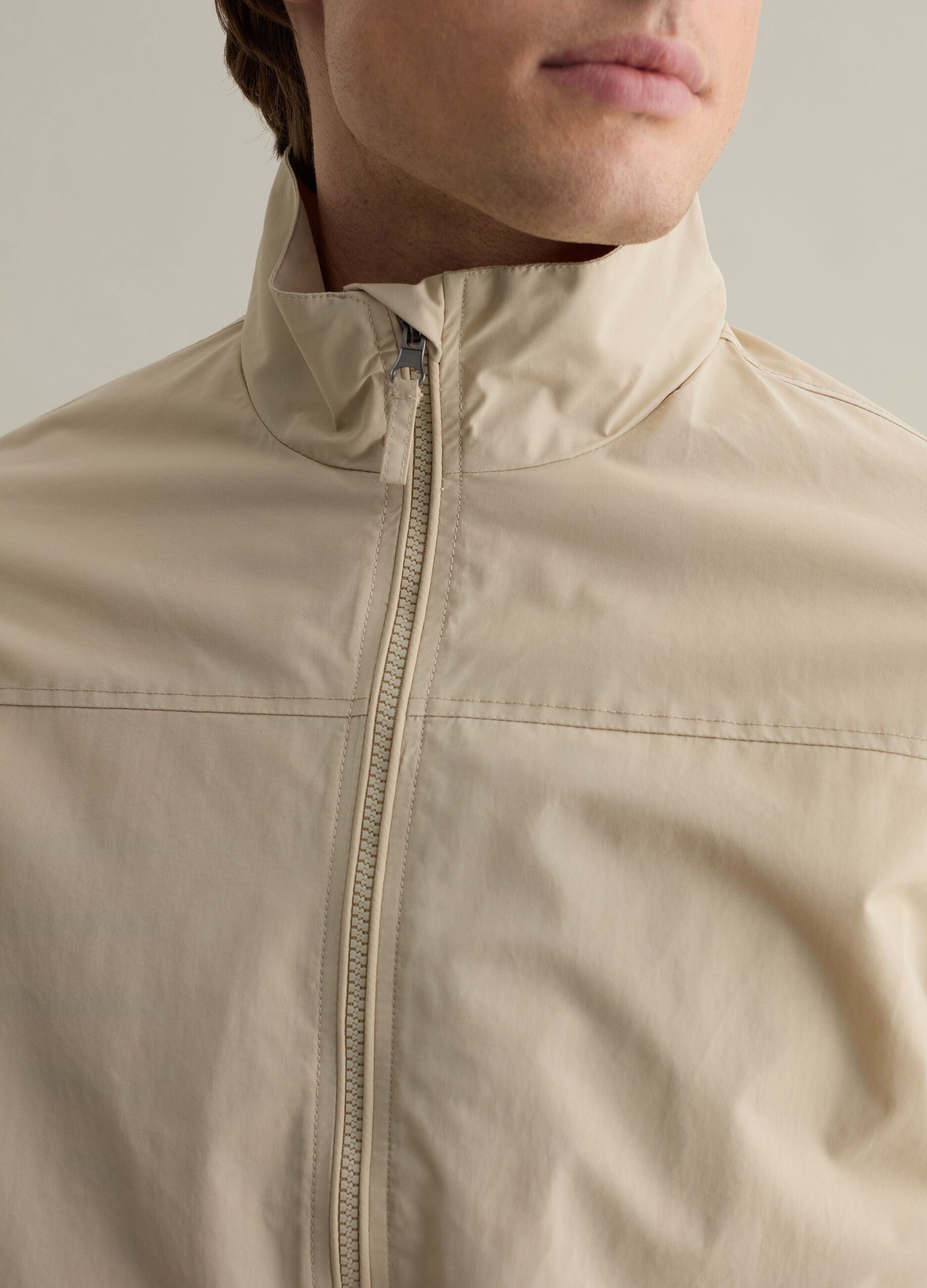 Cazadora bomber con cremallera de cuello alto