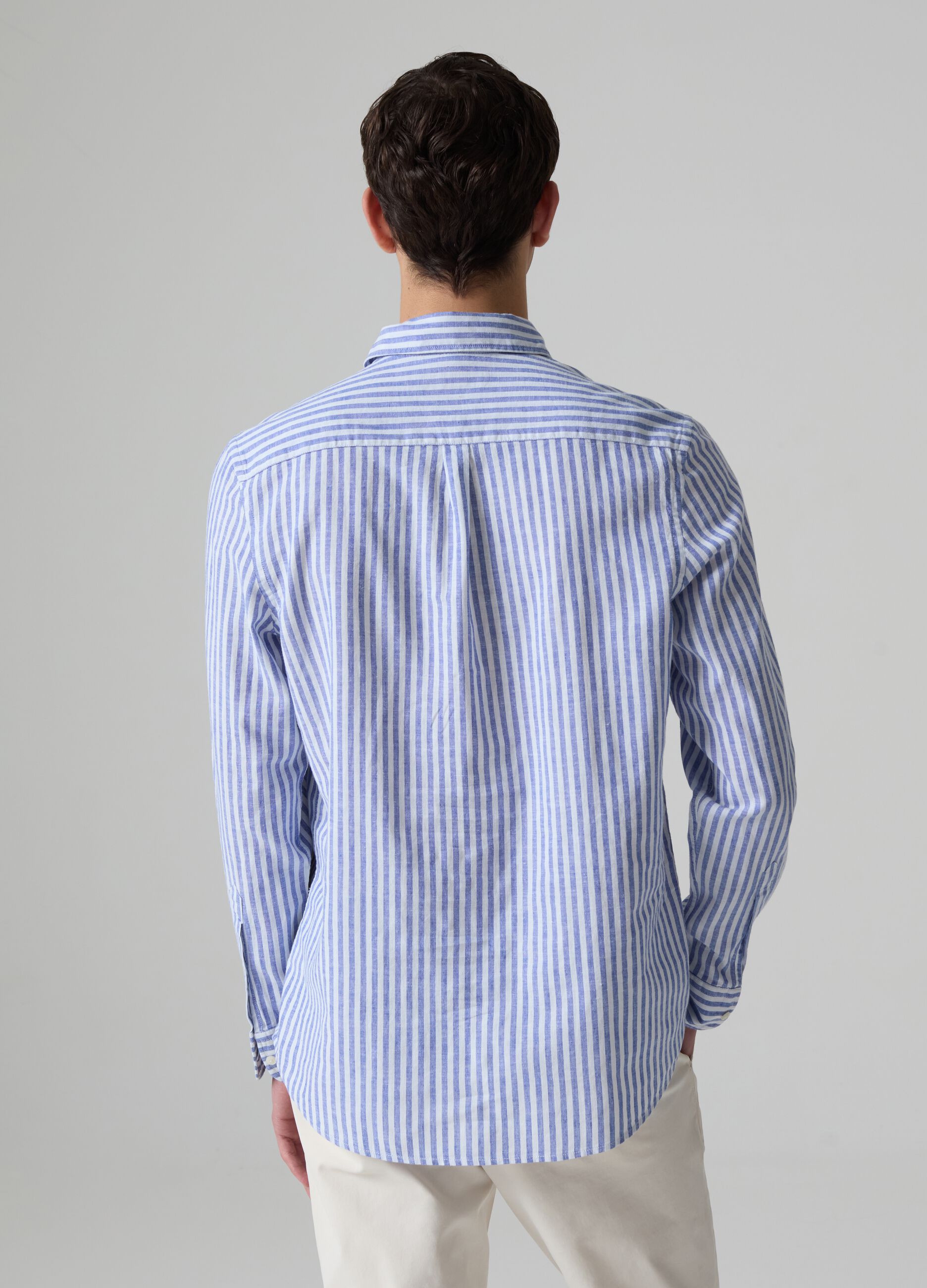 Camisa regular fit de rayas con cuello abotonado_4