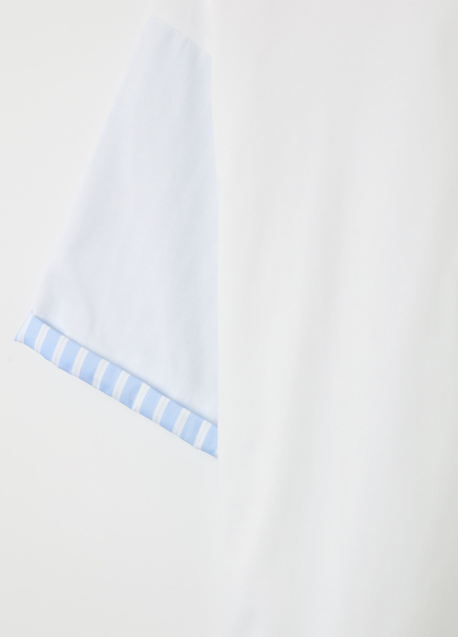 Camiseta oversize con detalle en contraste
