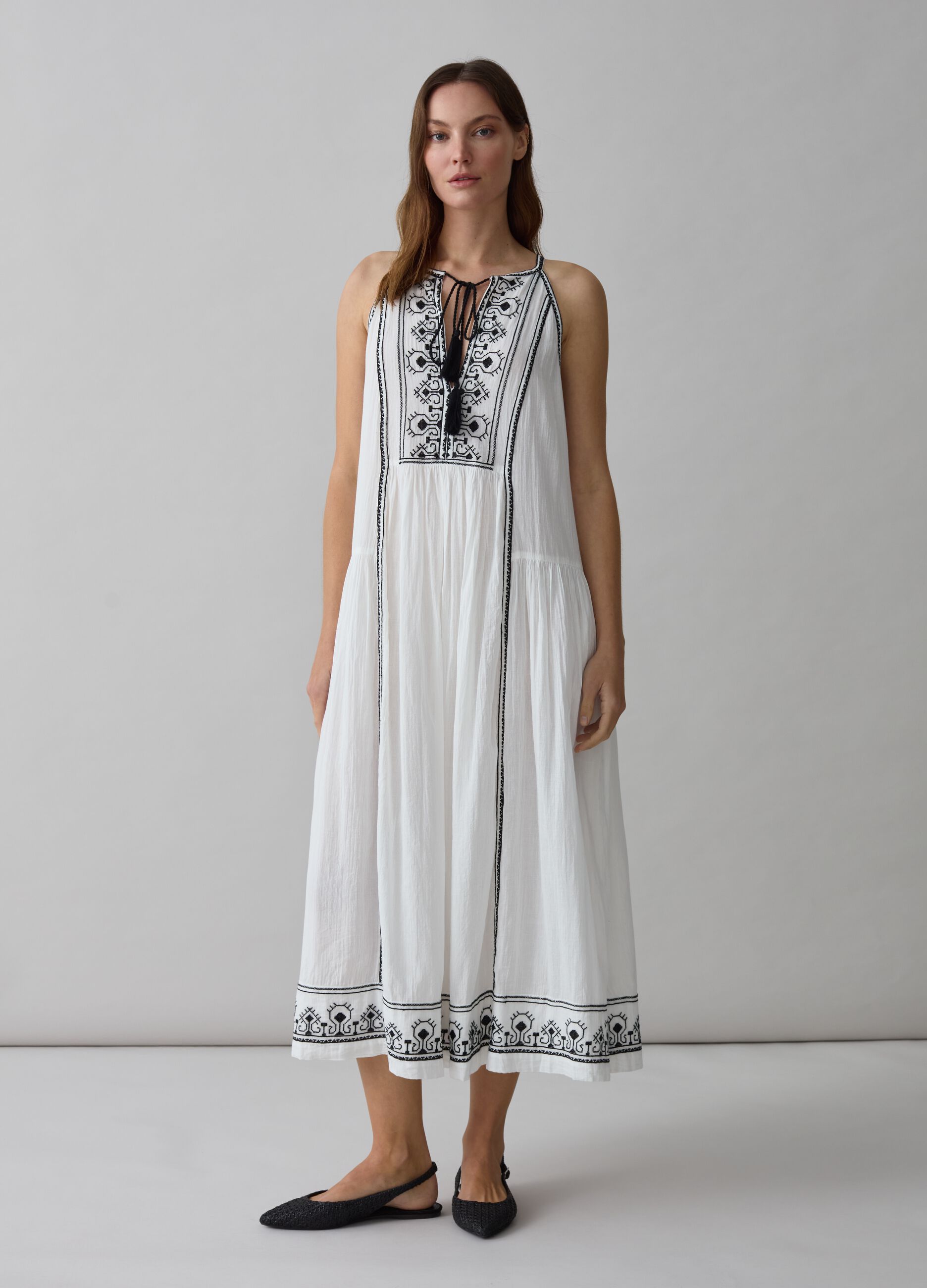 Vestido con bordados étnicos y borlas_1