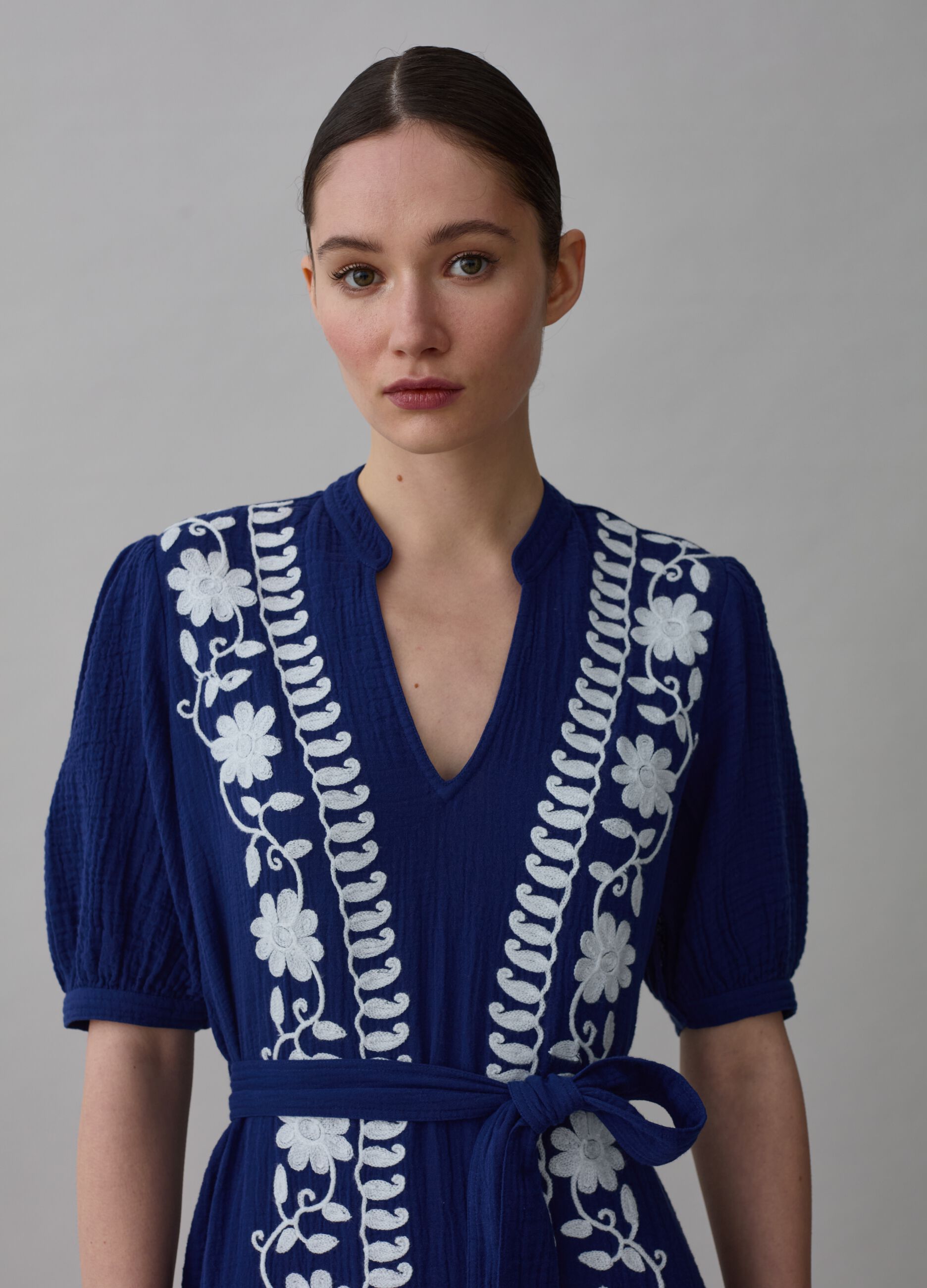 Vestido largo de gasa con bordado floral_1