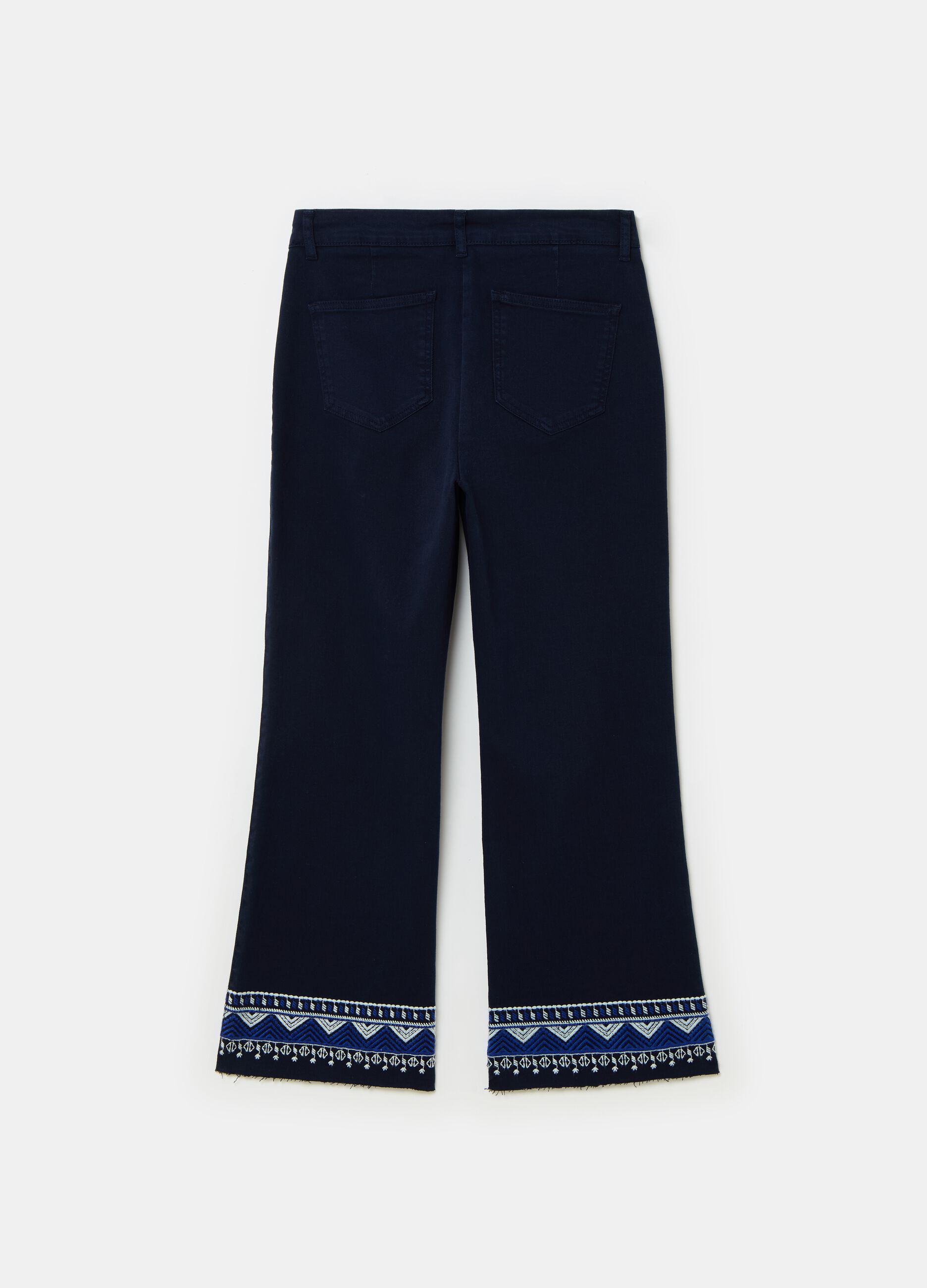 Vaqueros wide leg con bordados étnicos_4