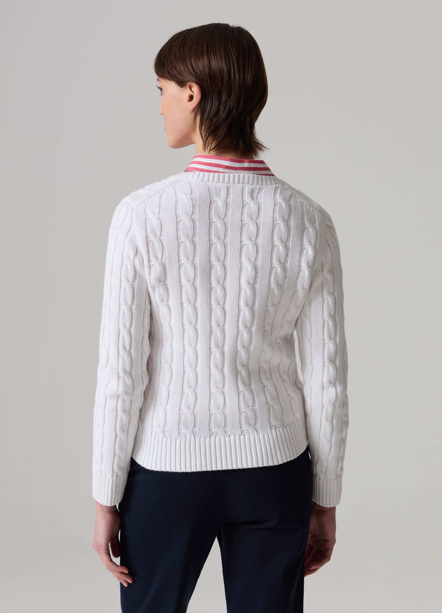 Pullover with V neck and cable-knit design