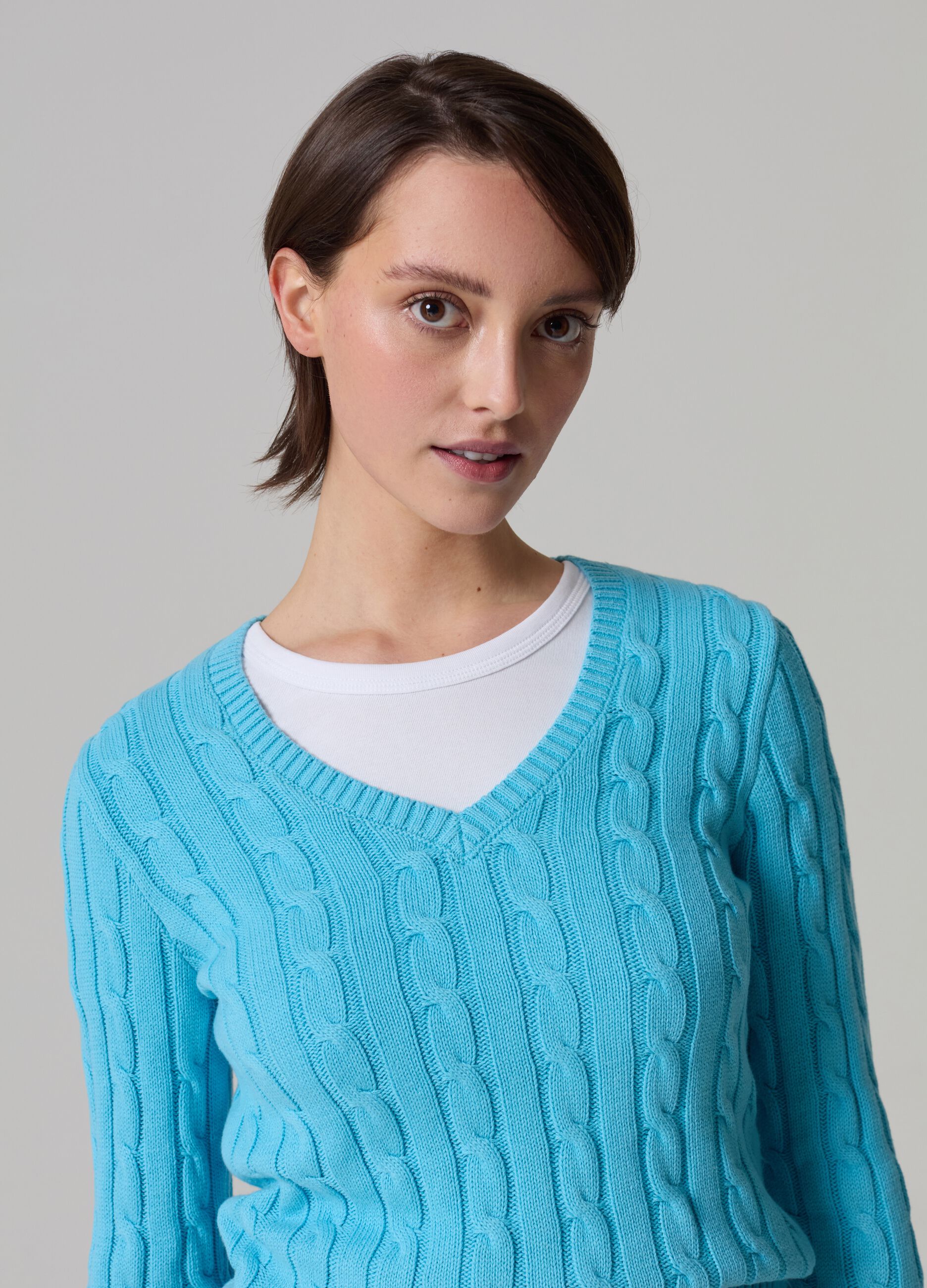 Pullover with V neck and cable-knit design_2