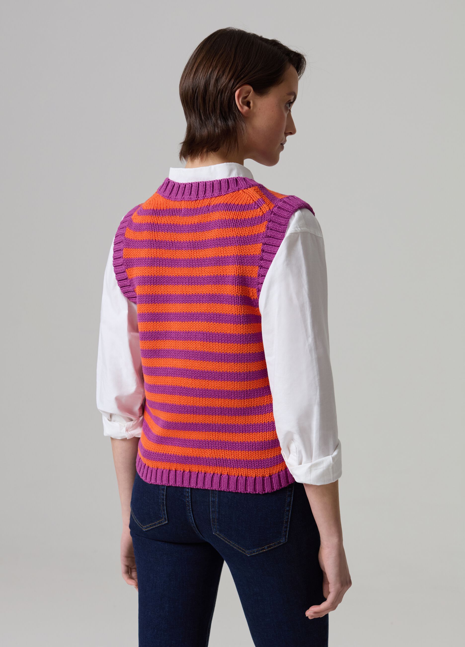 Closed gilet with ribbing and striped pattern_2