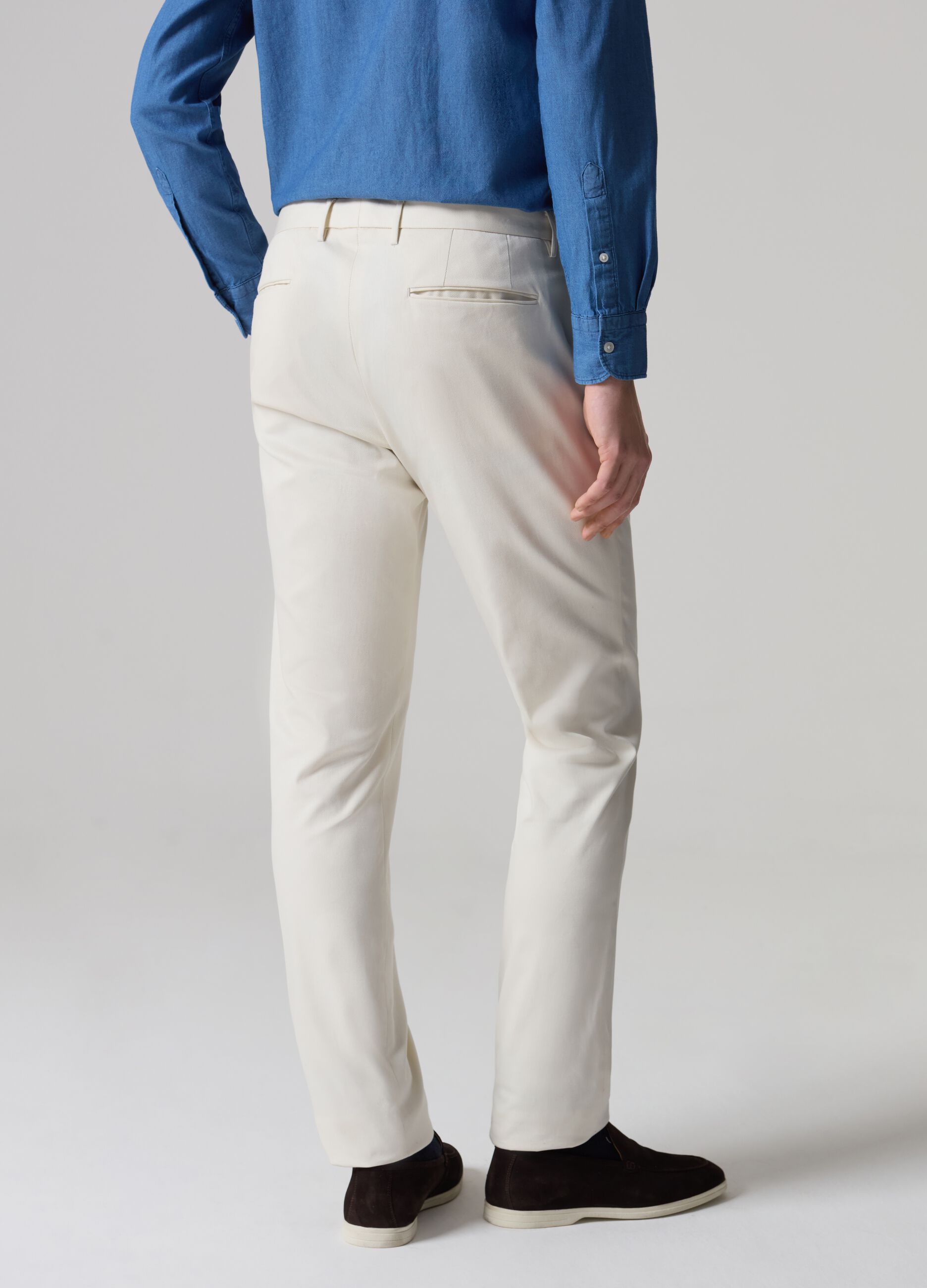 Contemporary chino trousers with five pockets