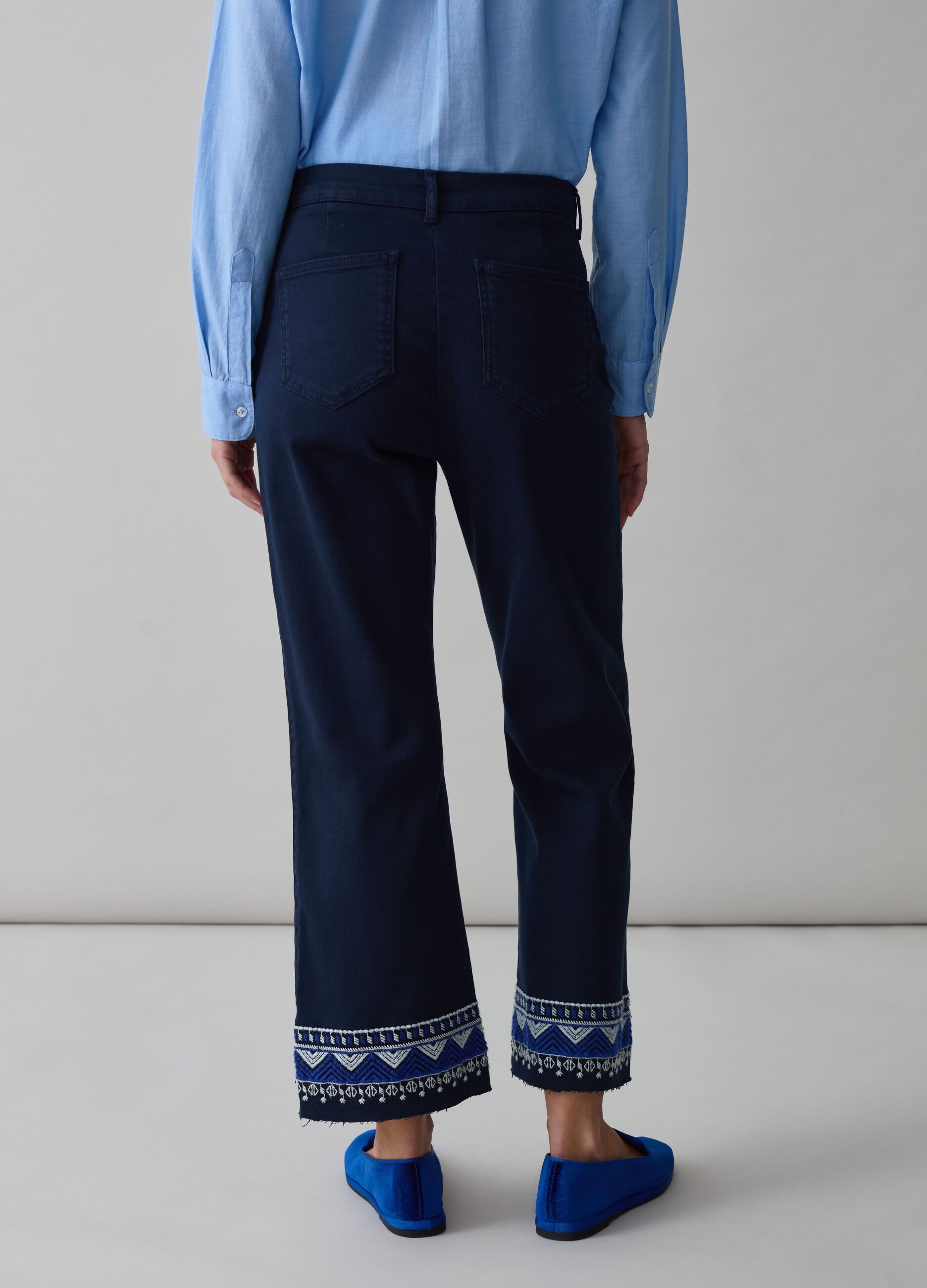 Vaqueros wide leg con bordados étnicos_2