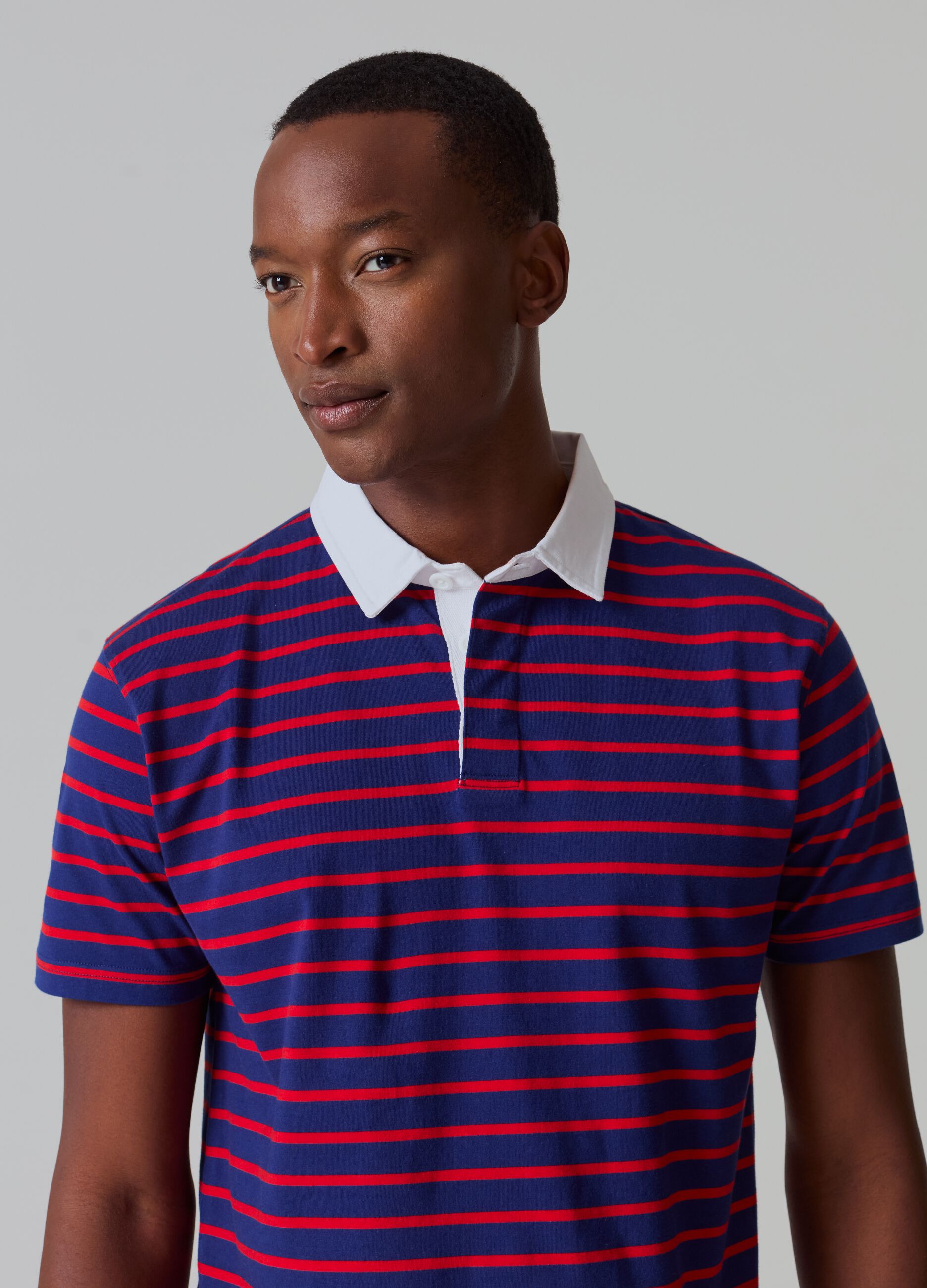 Polo de rayas con cuello en contraste