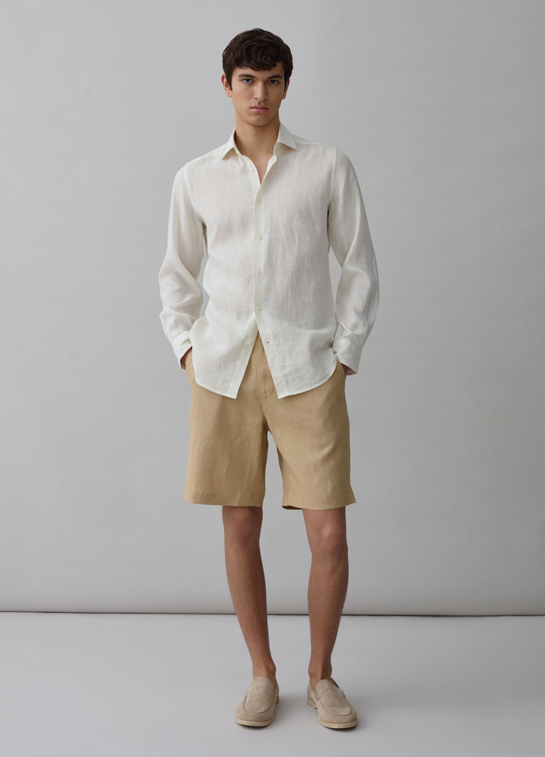 Contemporary Bermuda shorts in linen