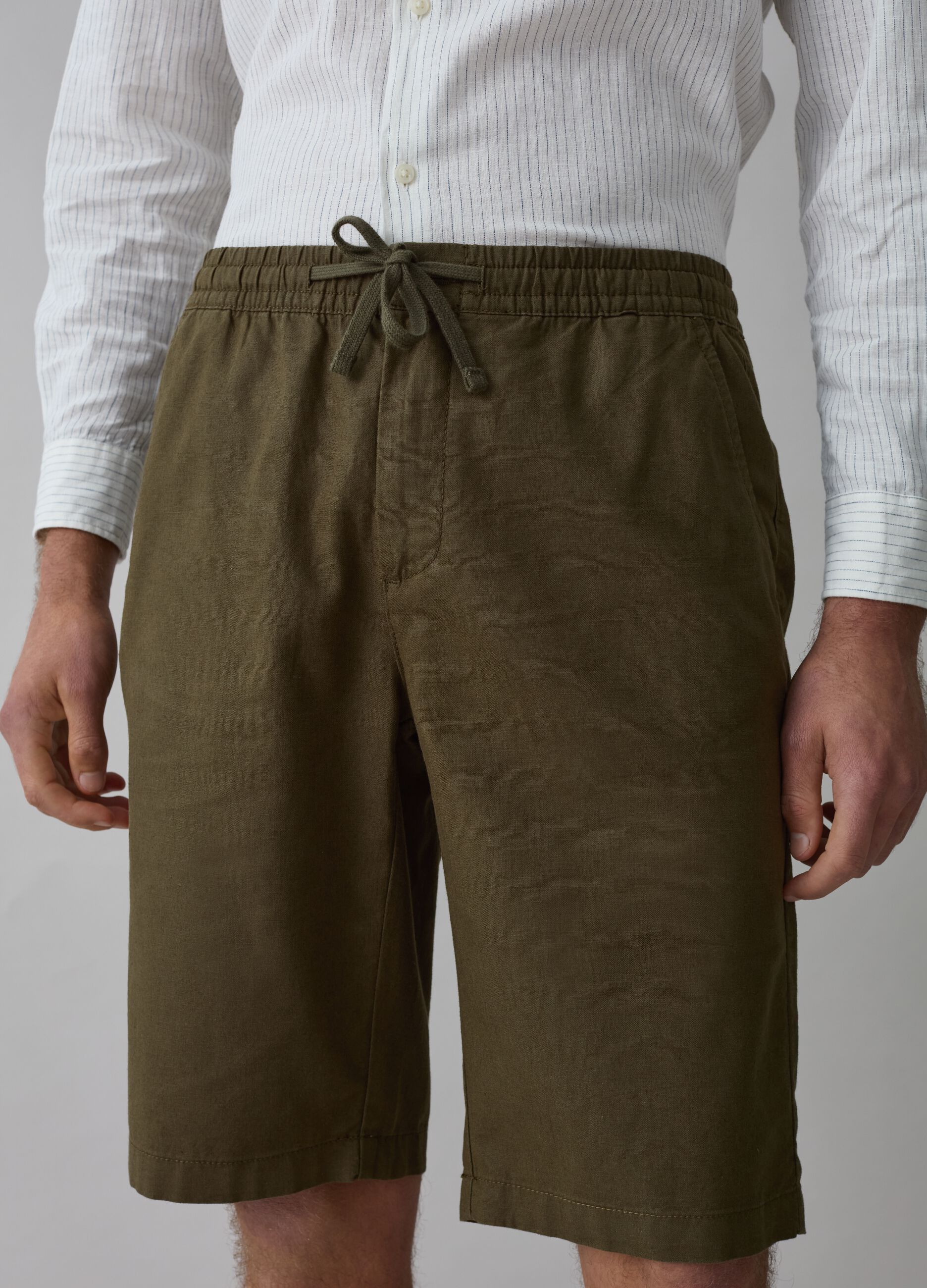 Chinos cortos de lino y algodón con cordón_1