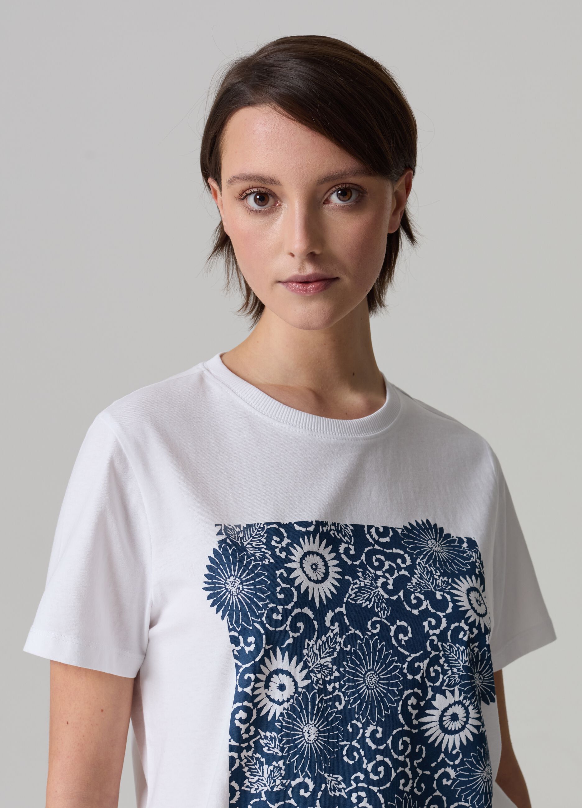 Camiseta de algodón orgánico con estampado floral_0