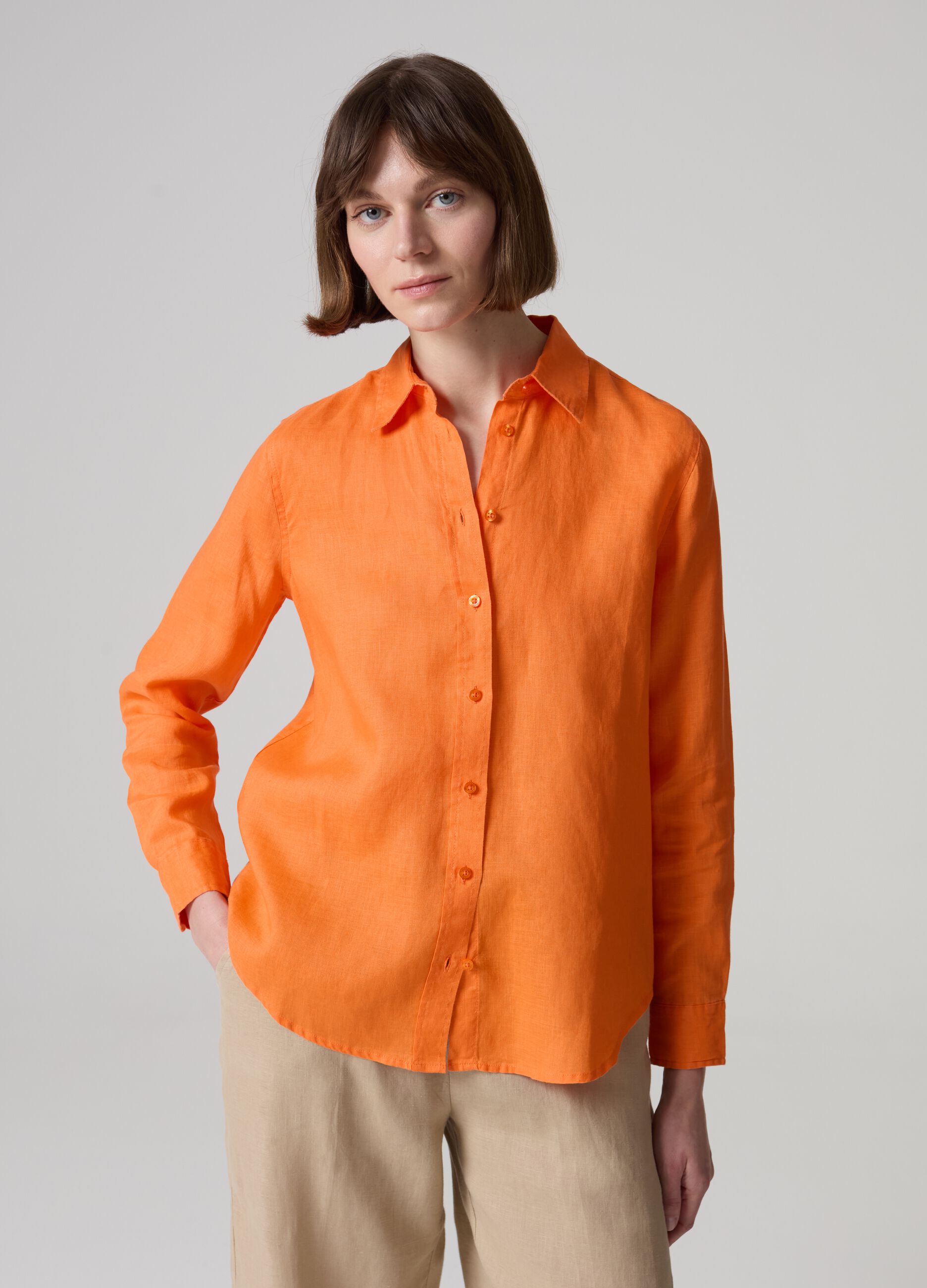 Camisa relaxed fit de lino color liso_0