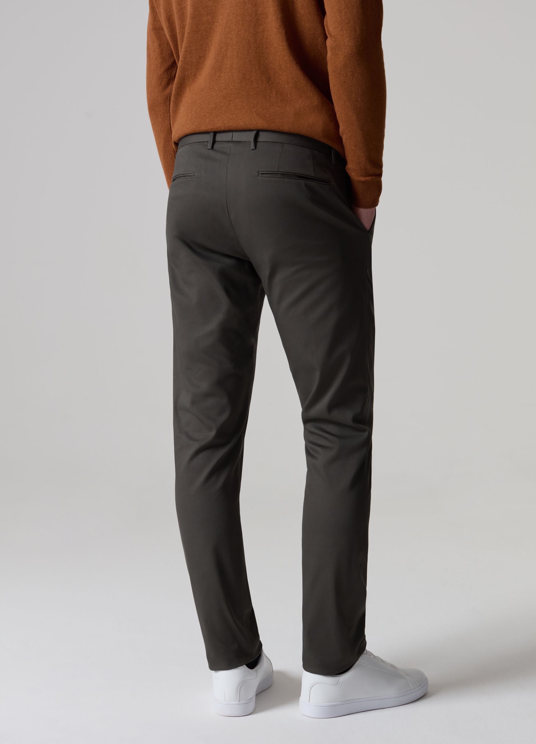 Contemporary chino trousers with five pockets_2