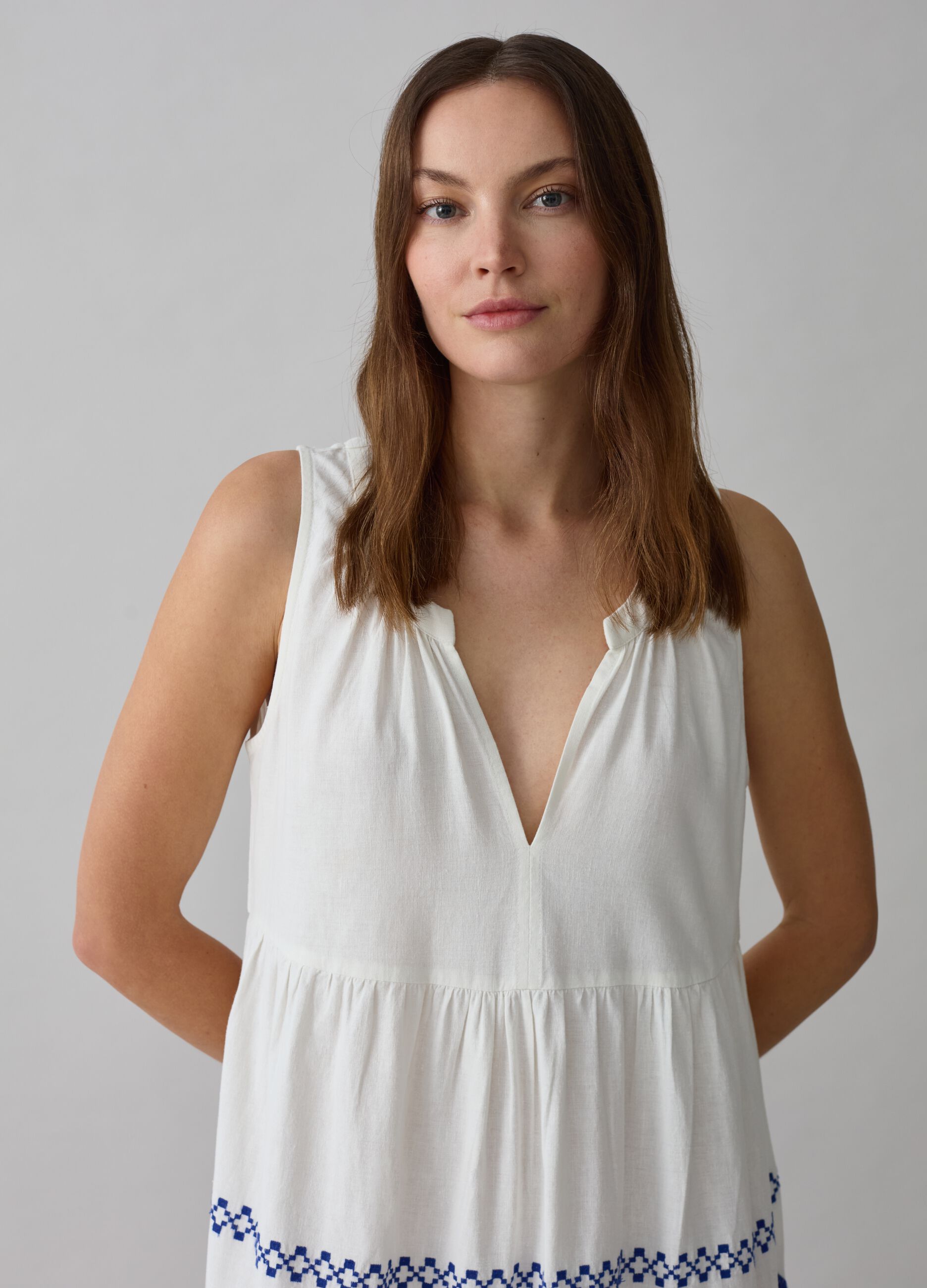 Vestido largo sin mangas con bordados étnicos_1