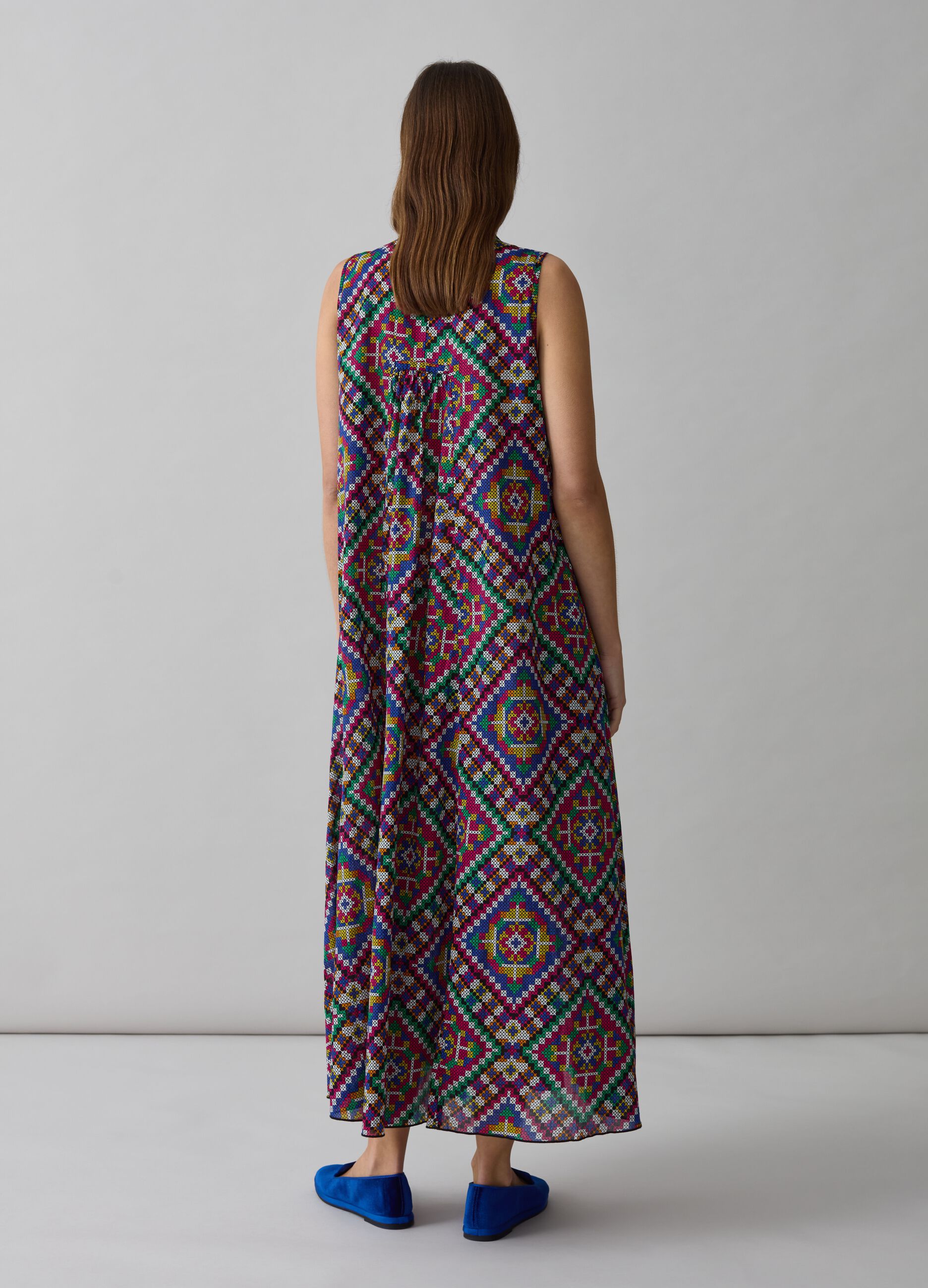 Vestido midi estampado con escote de pico_1