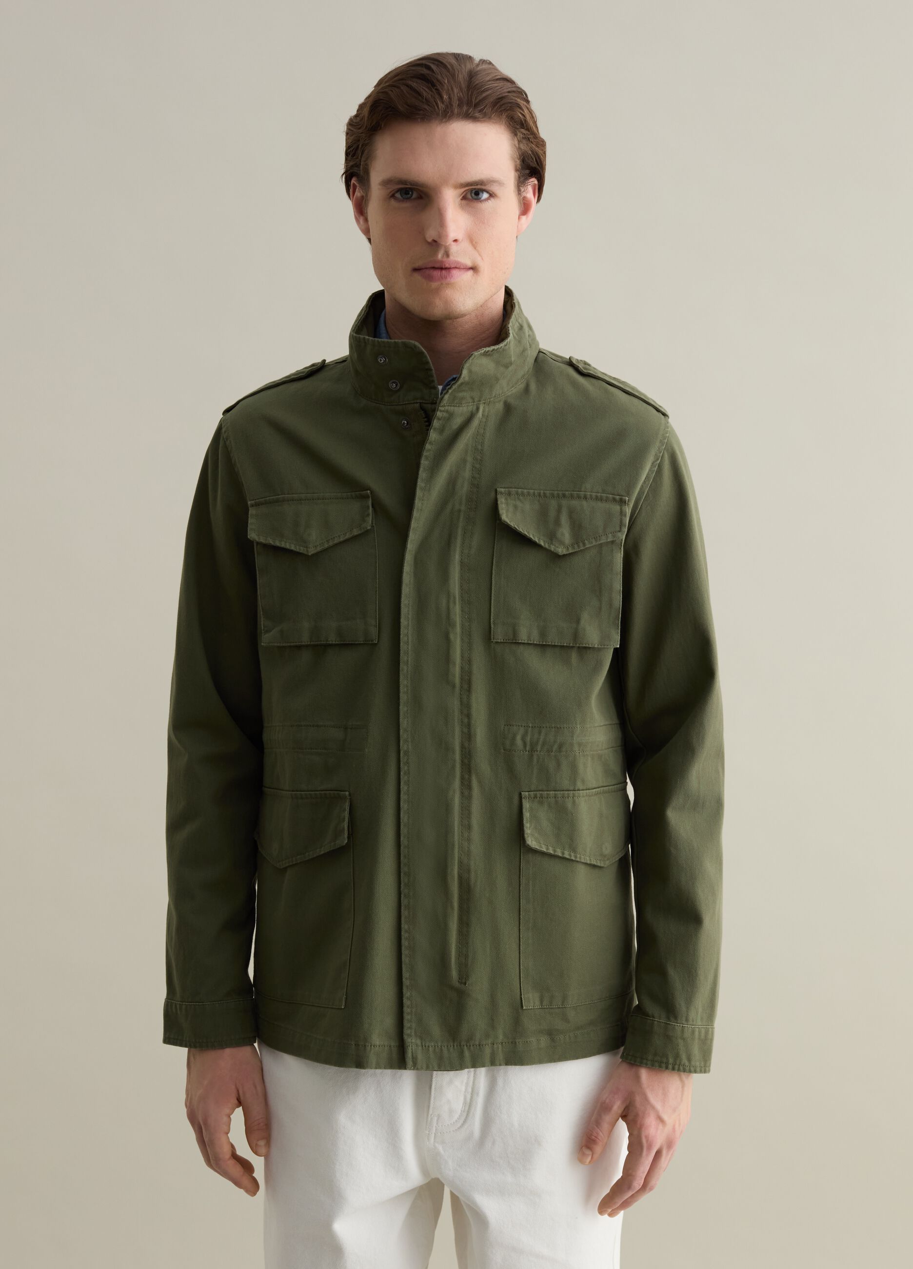 Chaqueta sahariana corta con capucha interior