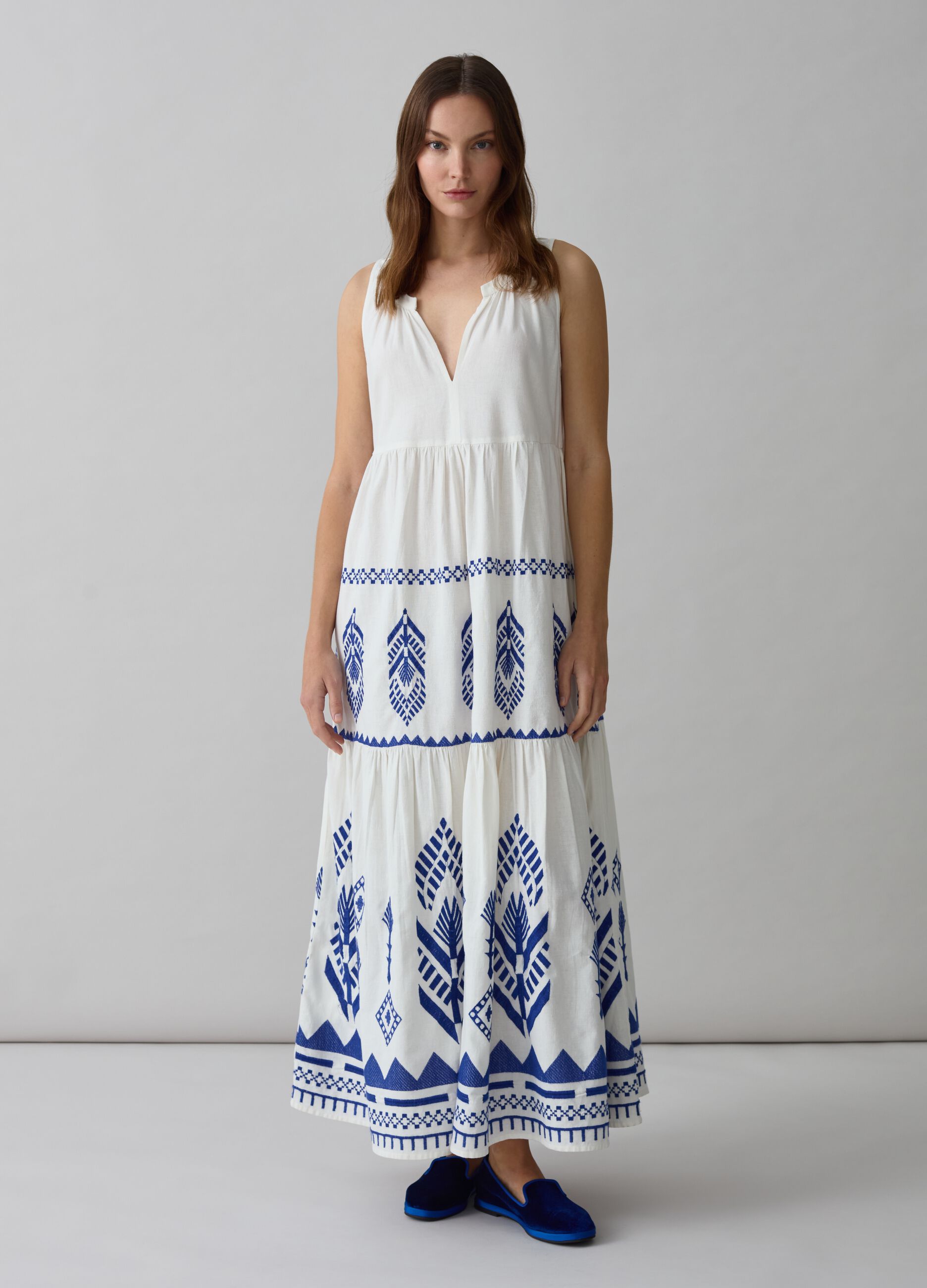 Vestido largo sin mangas con bordados étnicos