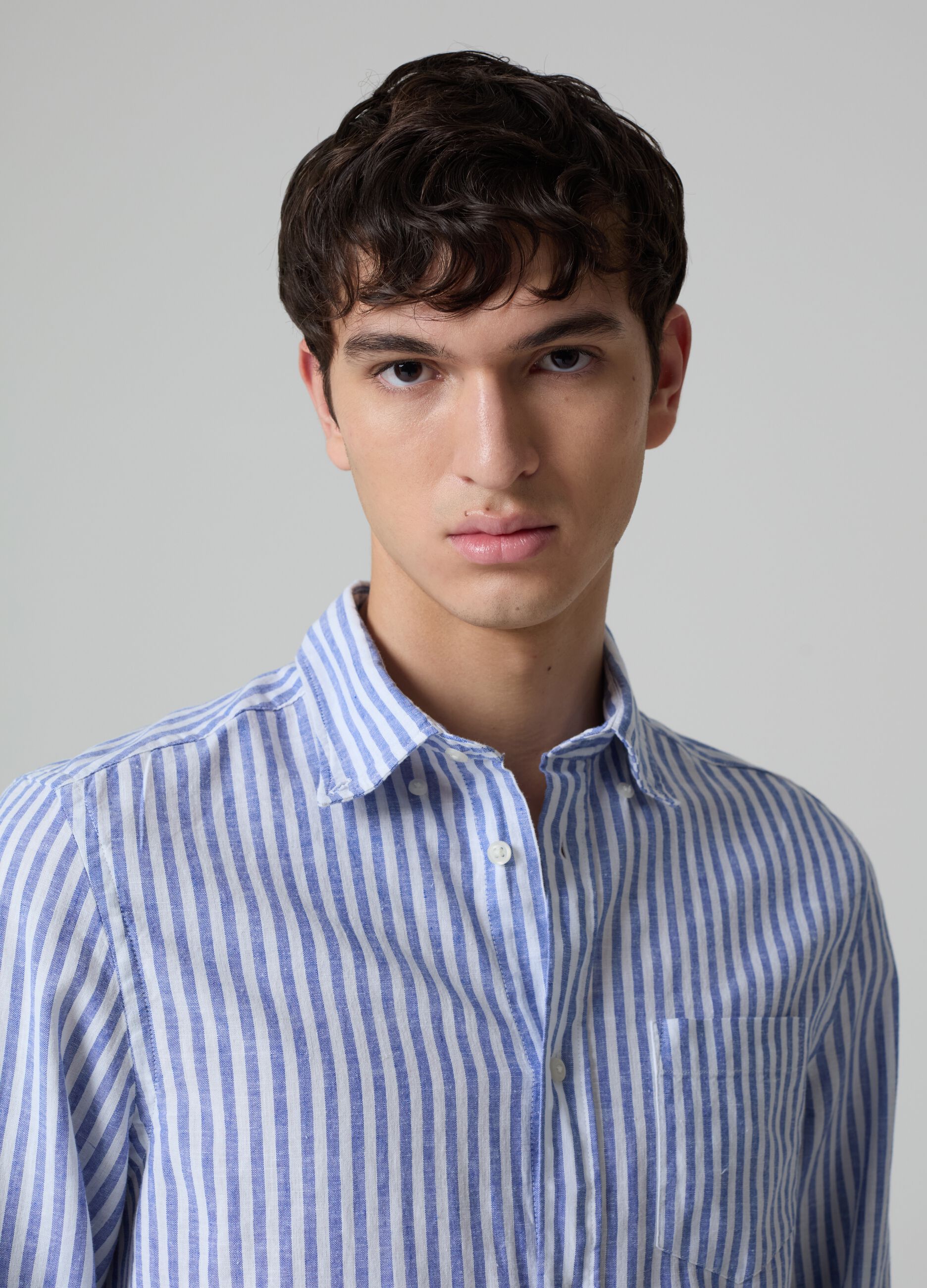 Camisa regular fit de rayas con cuello abotonado_1