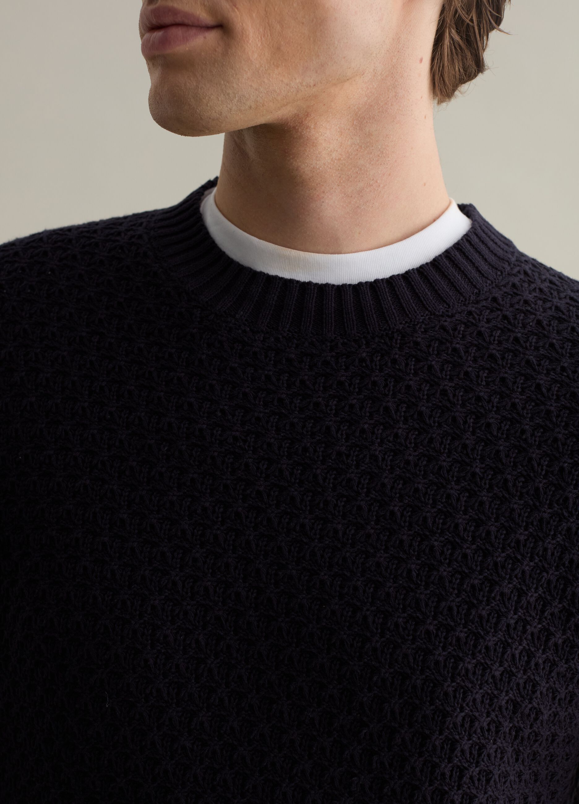 Pullover with round neck and woven design