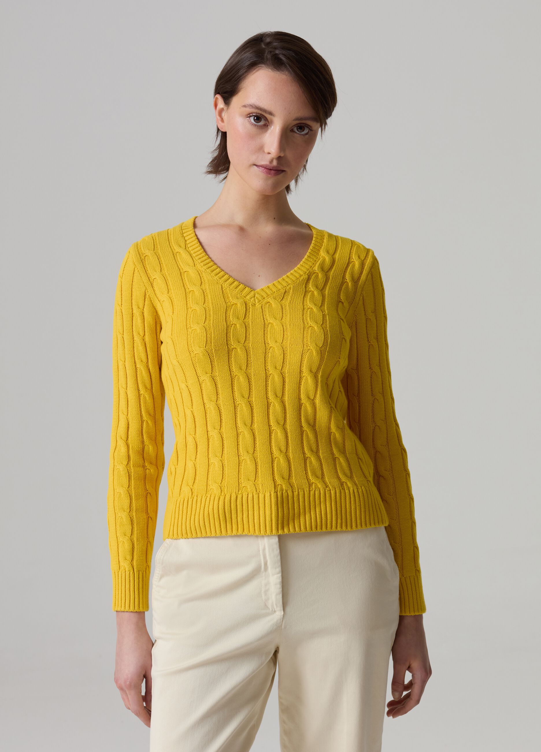 Pullover with V neck and cable-knit design_0