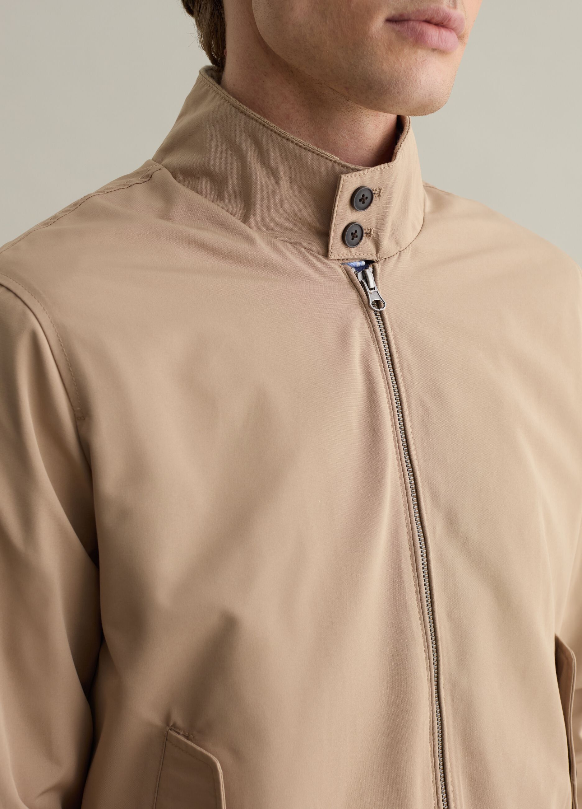 Cazadora bomber con cremallera de cuello alto