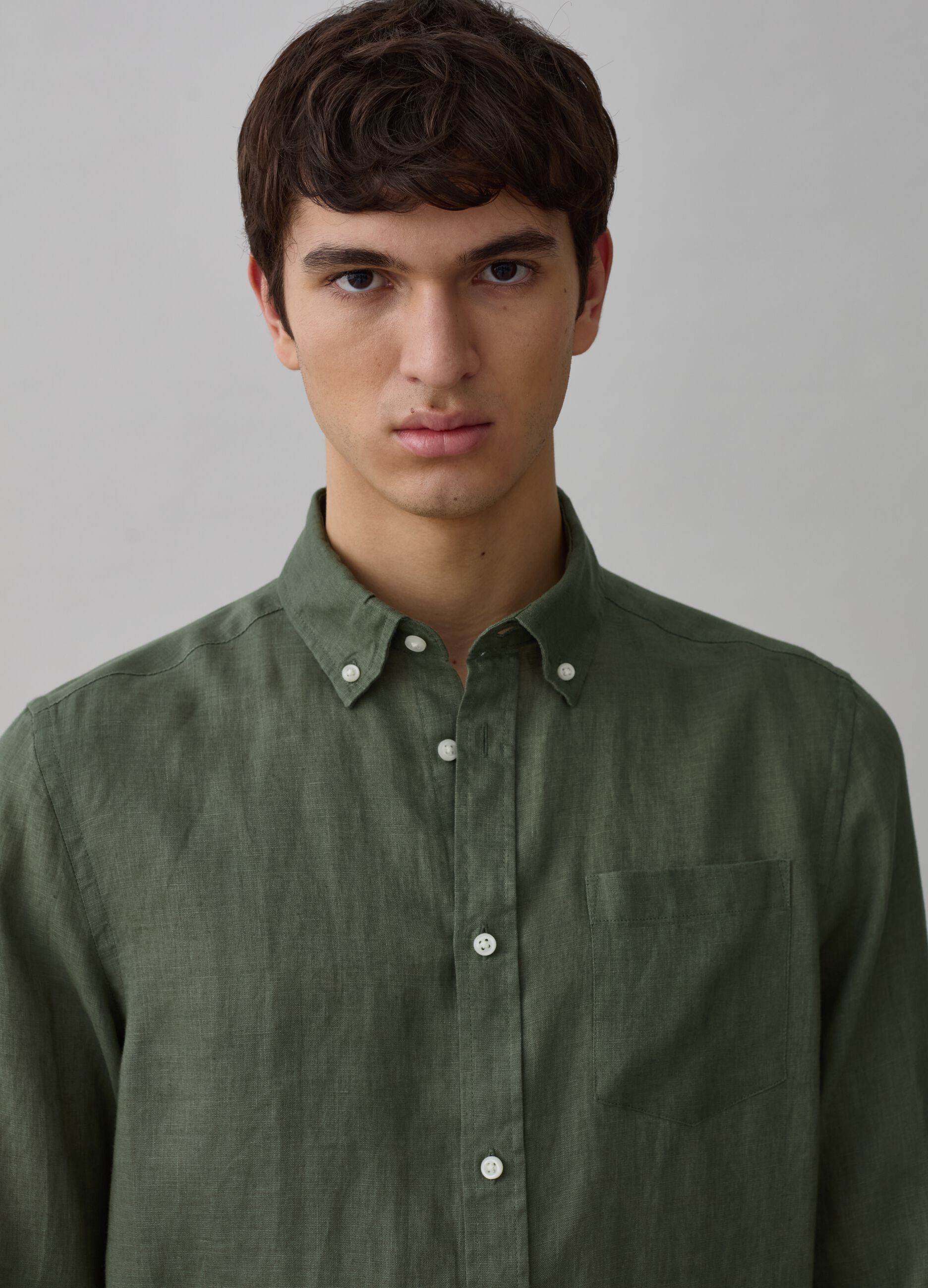 Camisa regular fit de lino con bolsillo_2