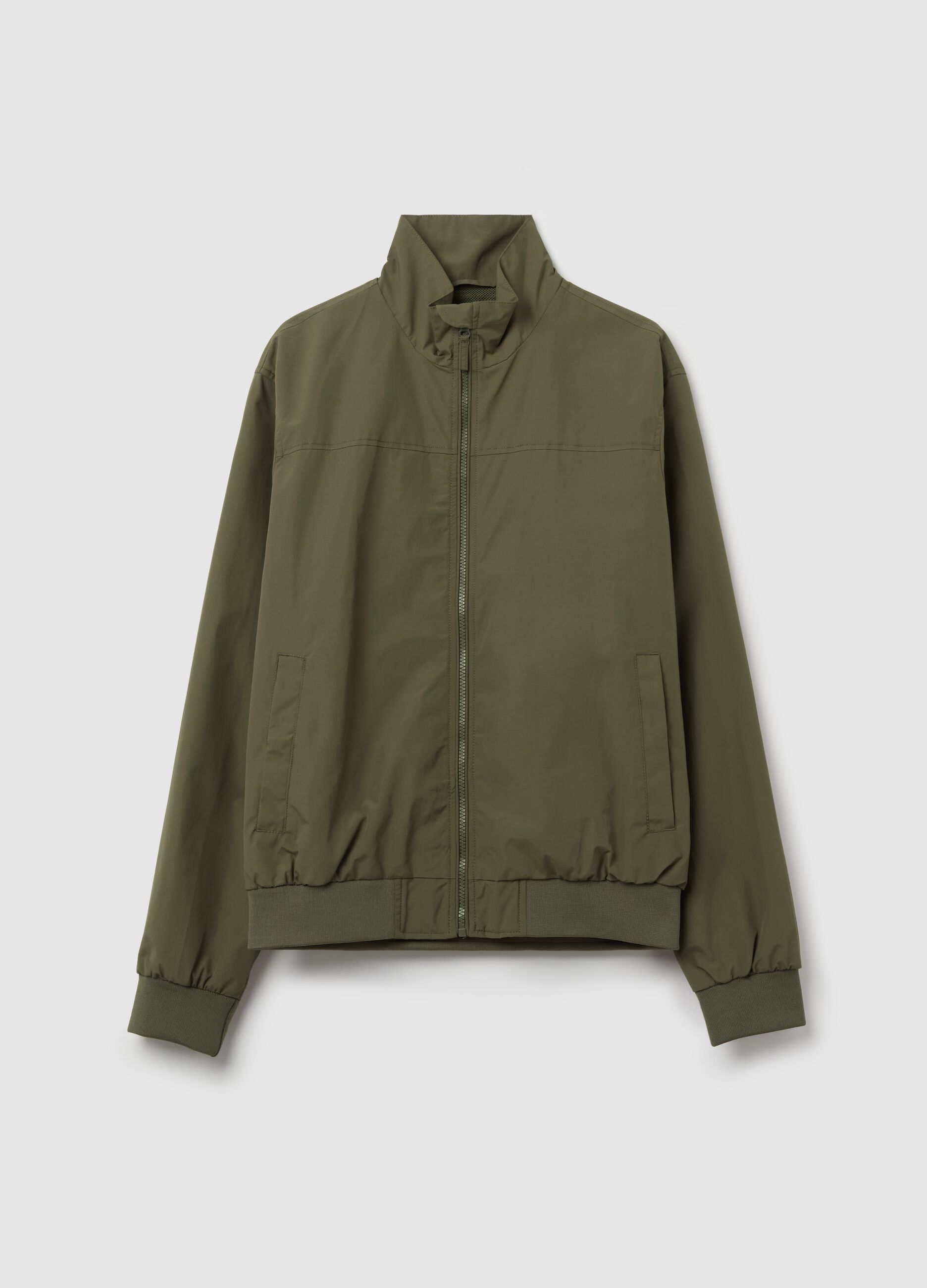 Cazadora bomber con cremallera de cuello alto
