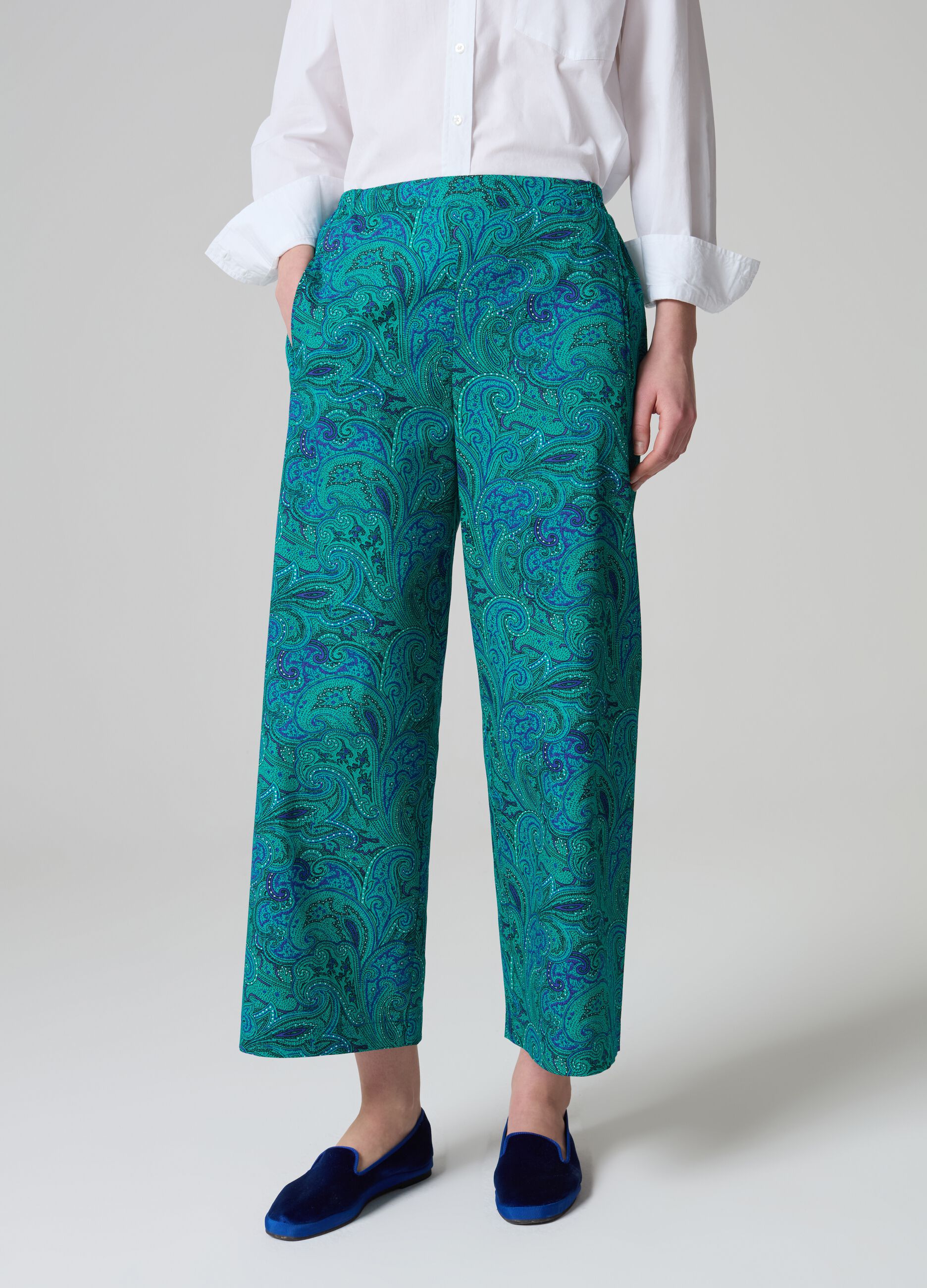 Pantalón tobillero wide leg con estampado paisley