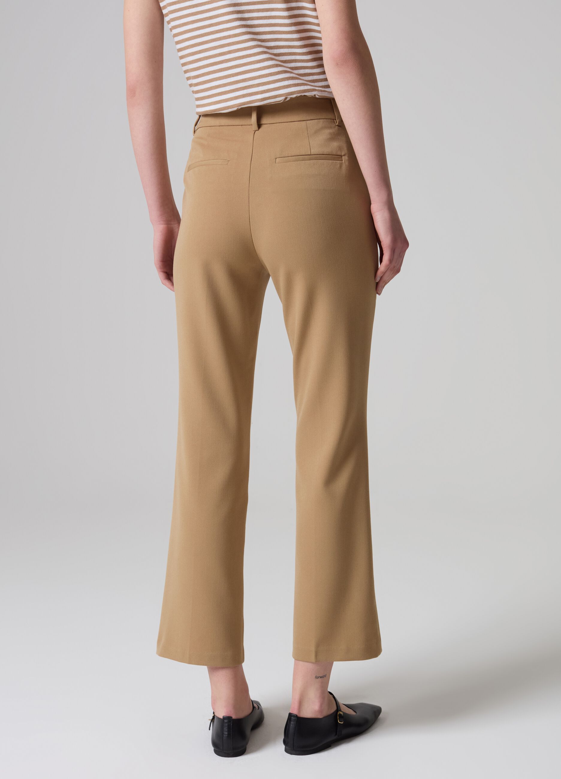 Pantalón flare fit tobillero Contemporary_2