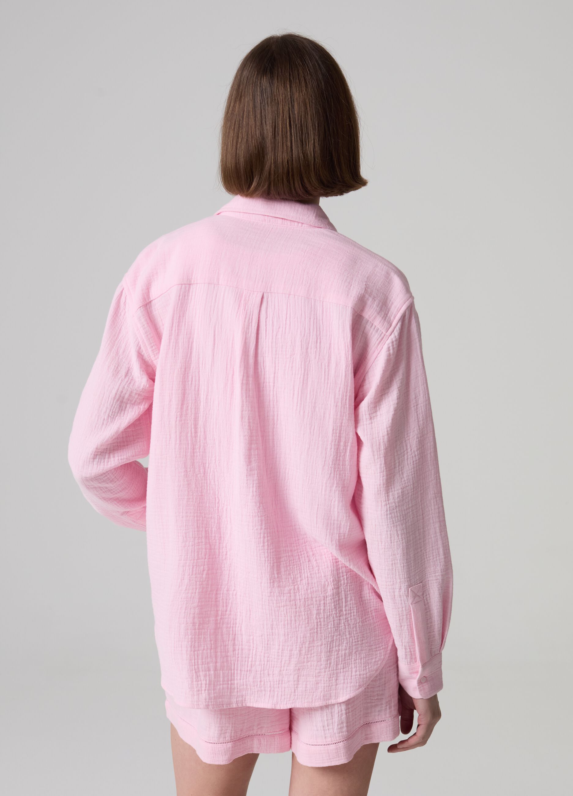 Camisa relaxed fit de gasa efecto arrugado