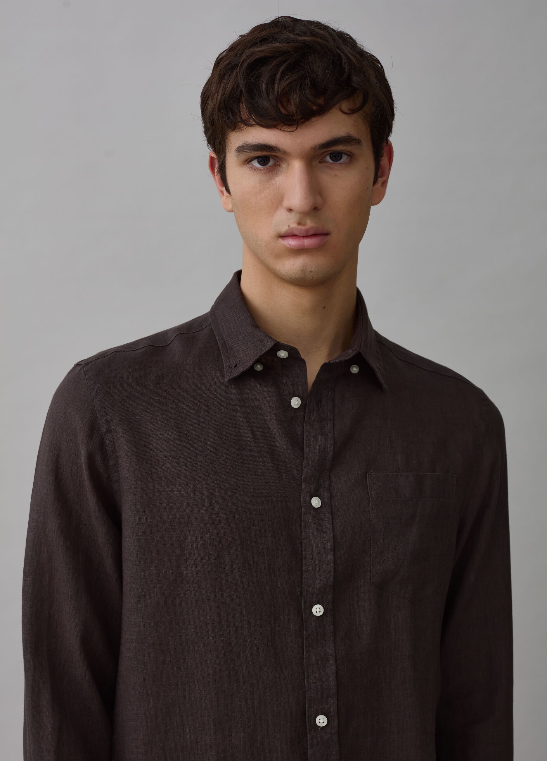 Camisa regular fit de lino con bolsillo_0