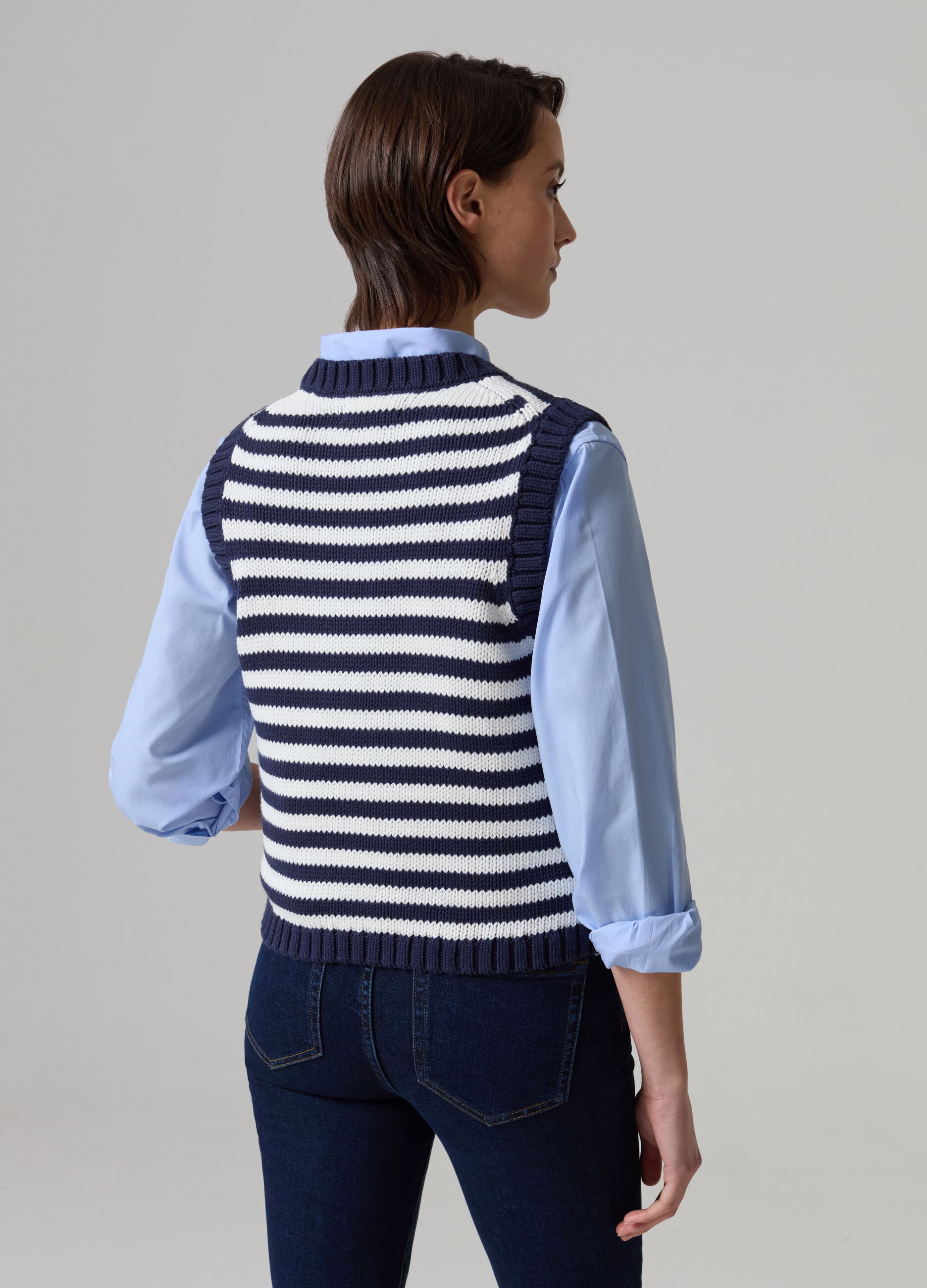 Closed gilet with ribbing and striped pattern
