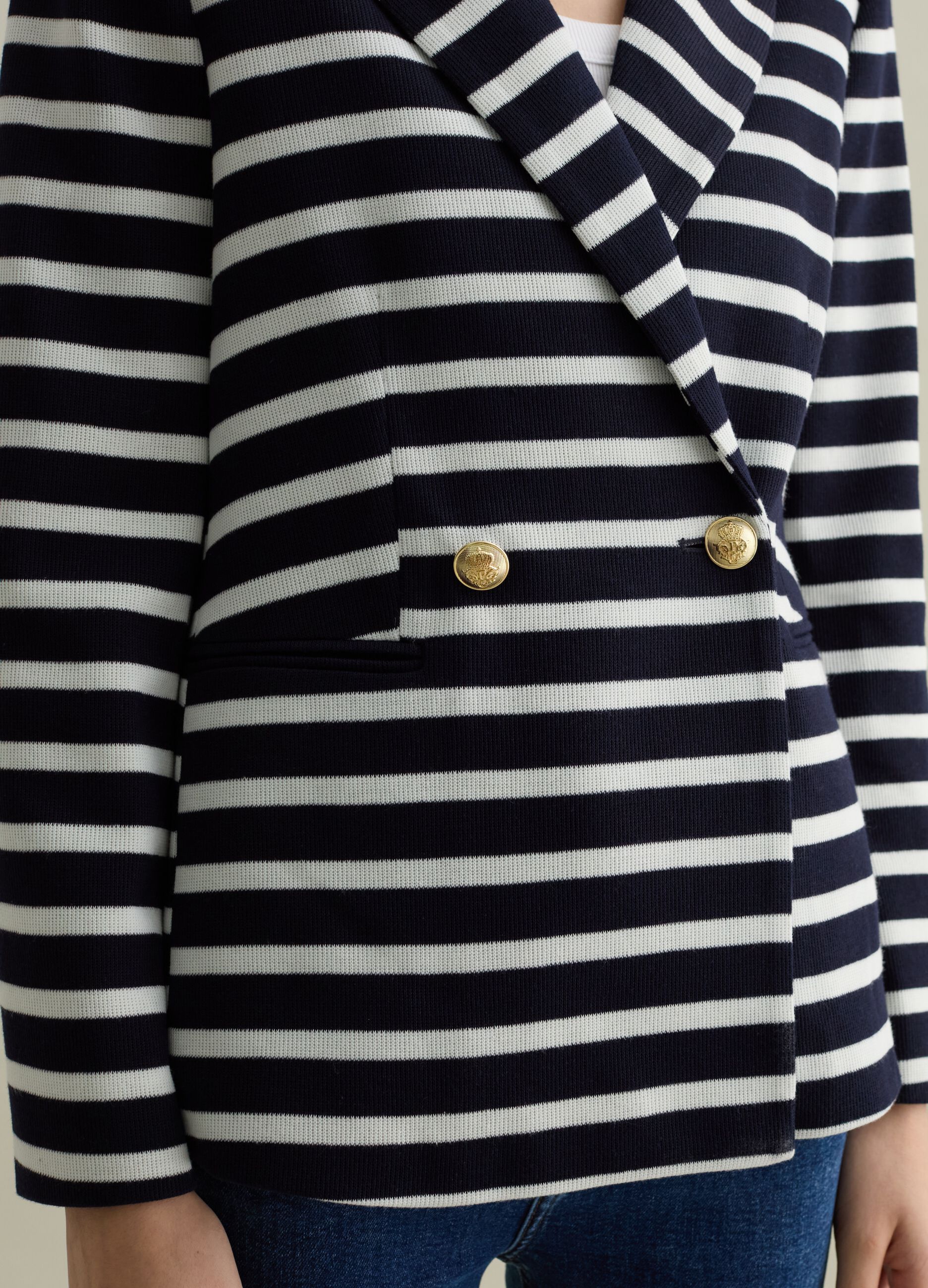 Blazer cruzado de punto con botones dorados
