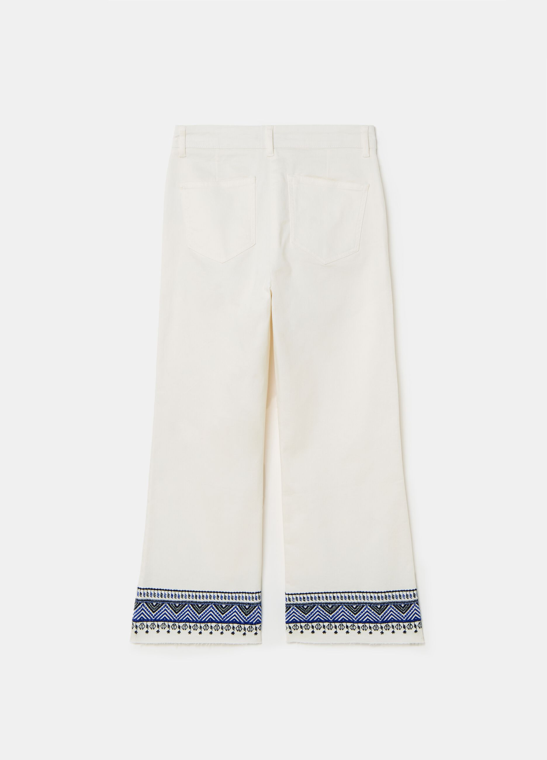 Vaqueros wide leg con bordados étnicos_4