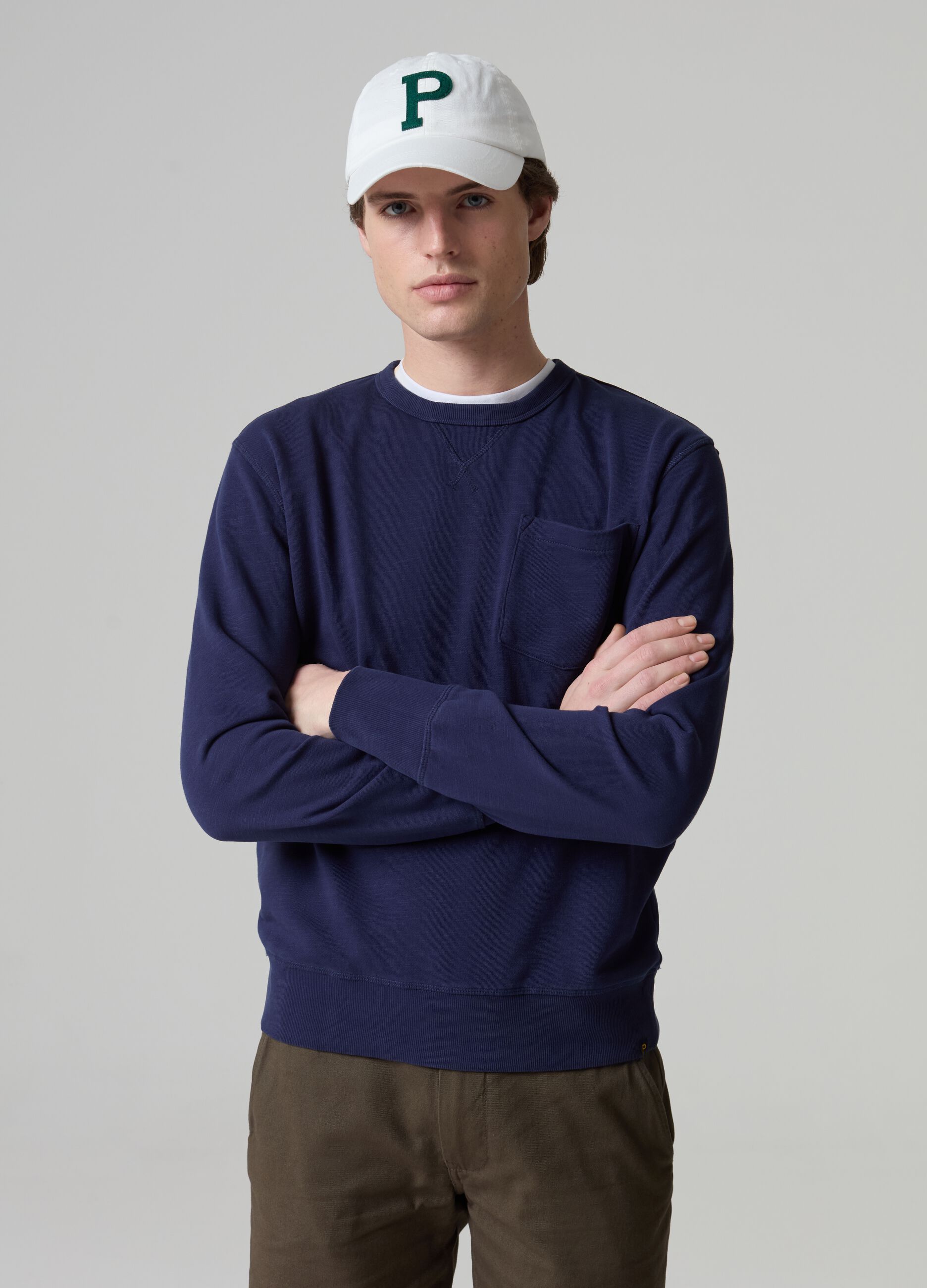 Sweatshirt with round neck and V detail