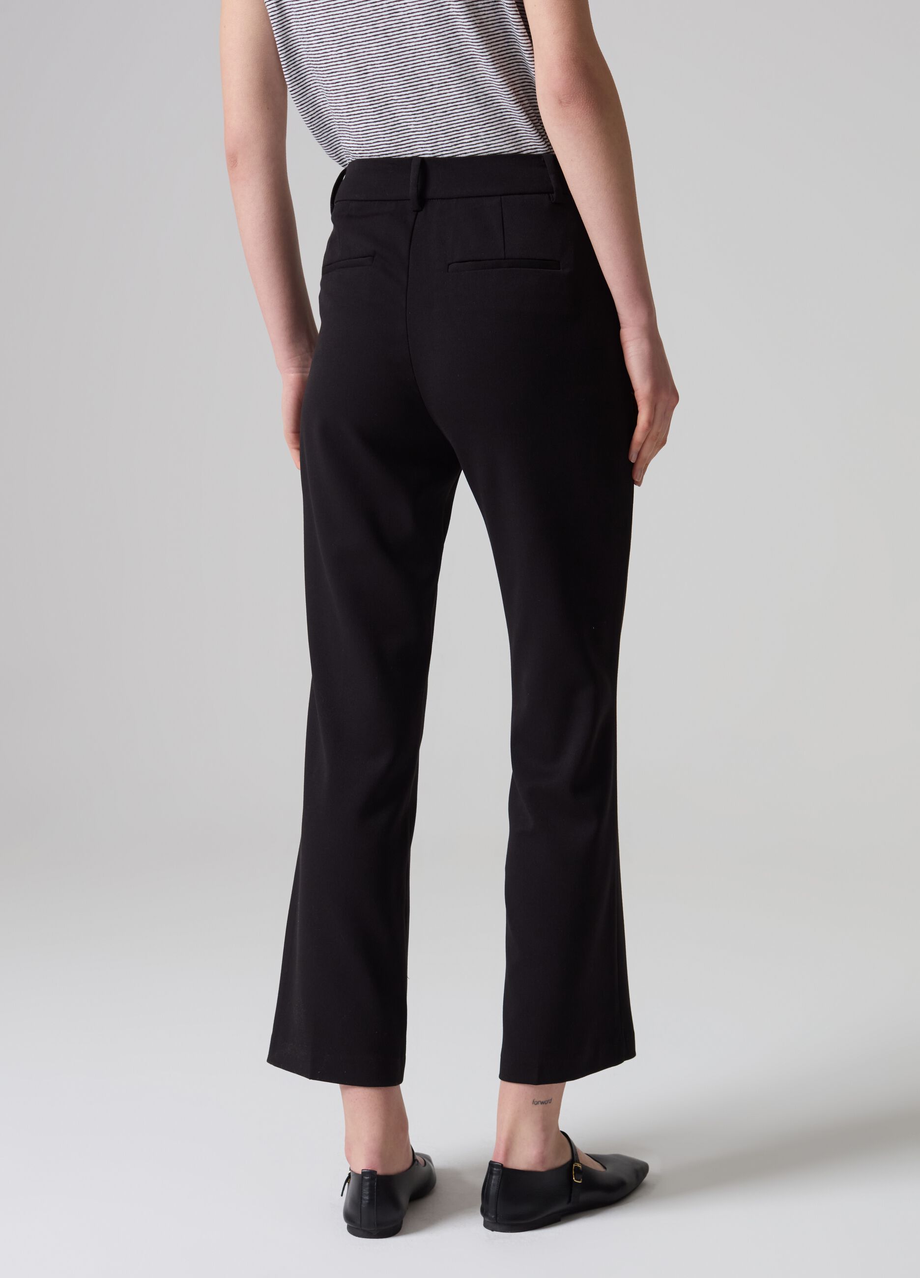 Pantalón flare fit tobillero Contemporary