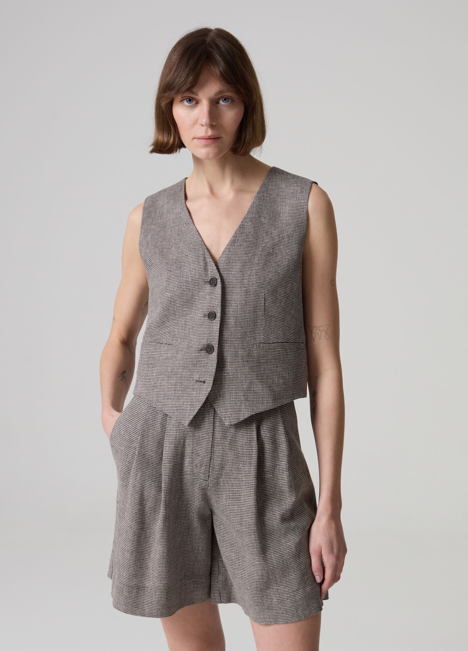 Contemporary single-breasted gilet with micro houndstooth pattern_0