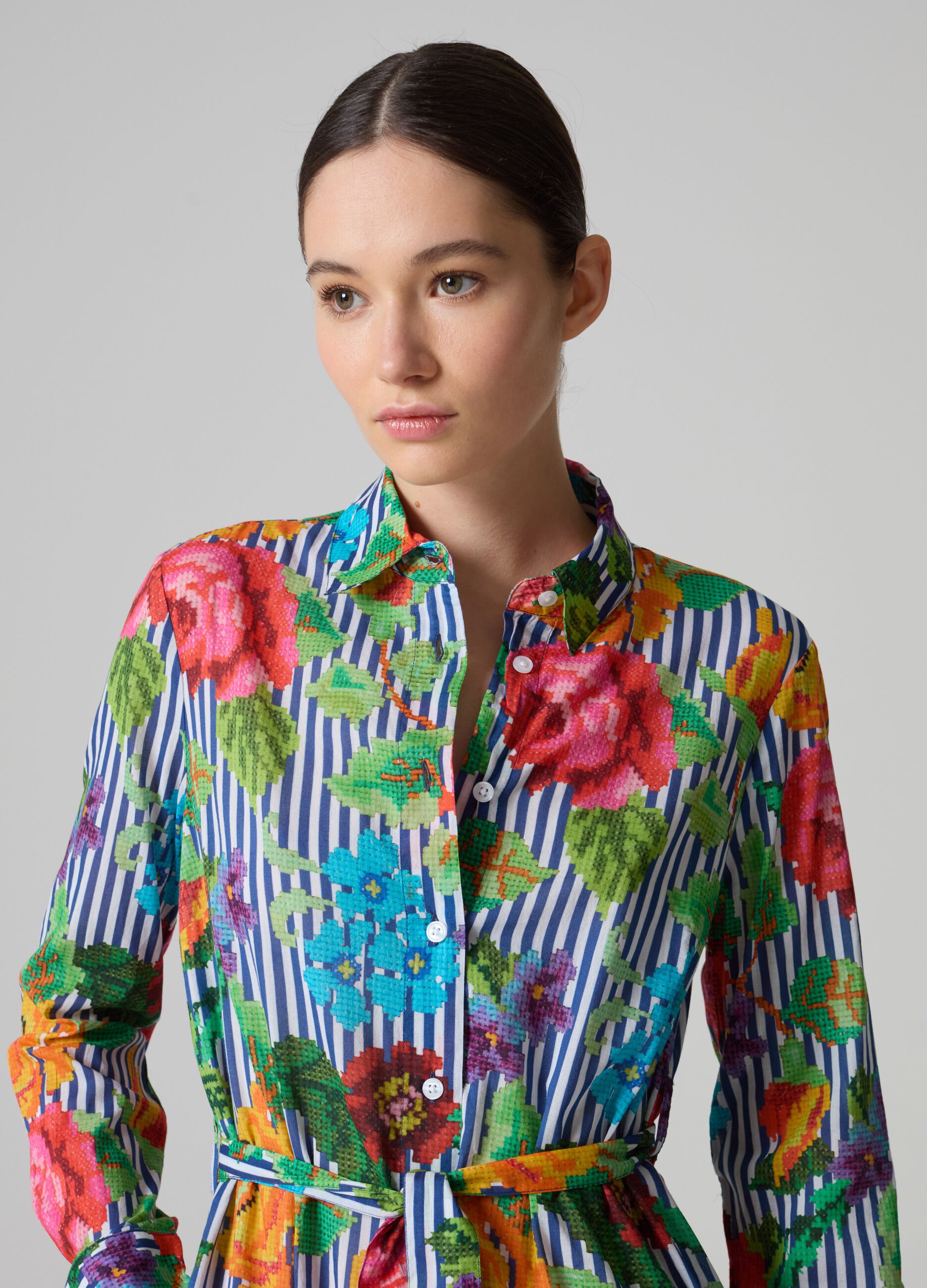 Vestido camisero de rayas con estampado de flores_1